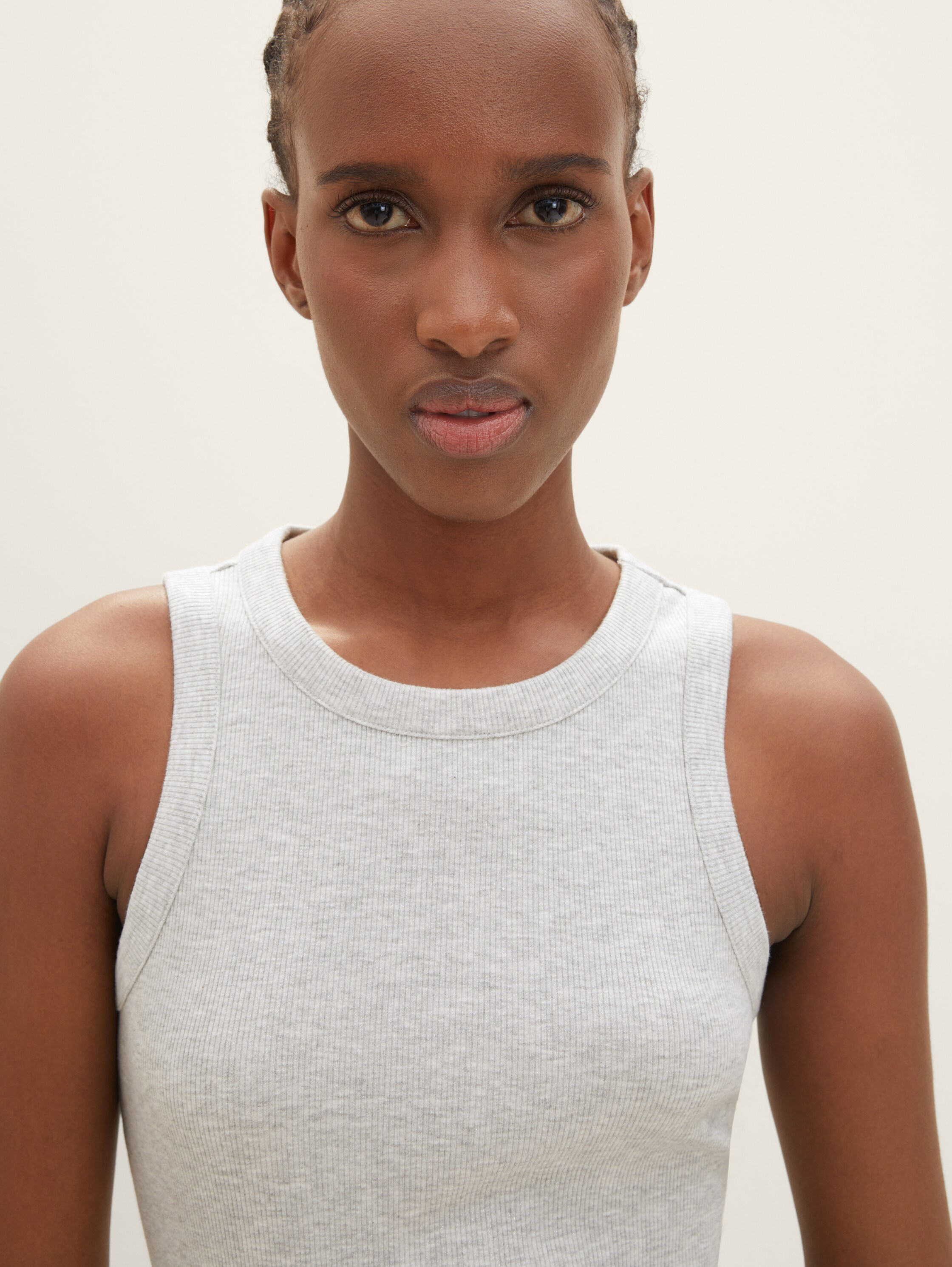 Top met geribbelde structuur - basic light grey melange - Detailaanzicht model