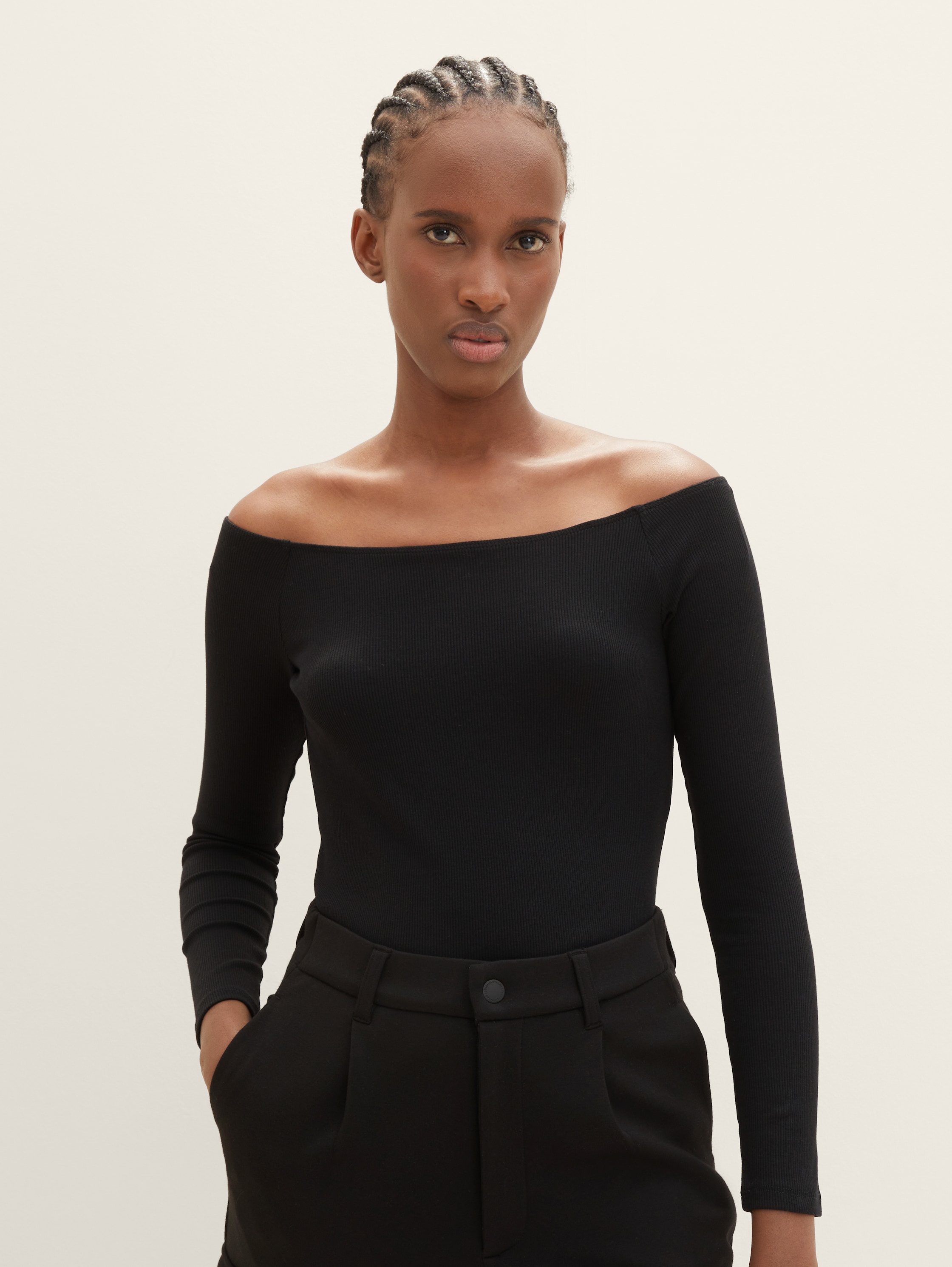 T-shirt met Carmenhalslijn - deep black - Nek model vooraanzicht