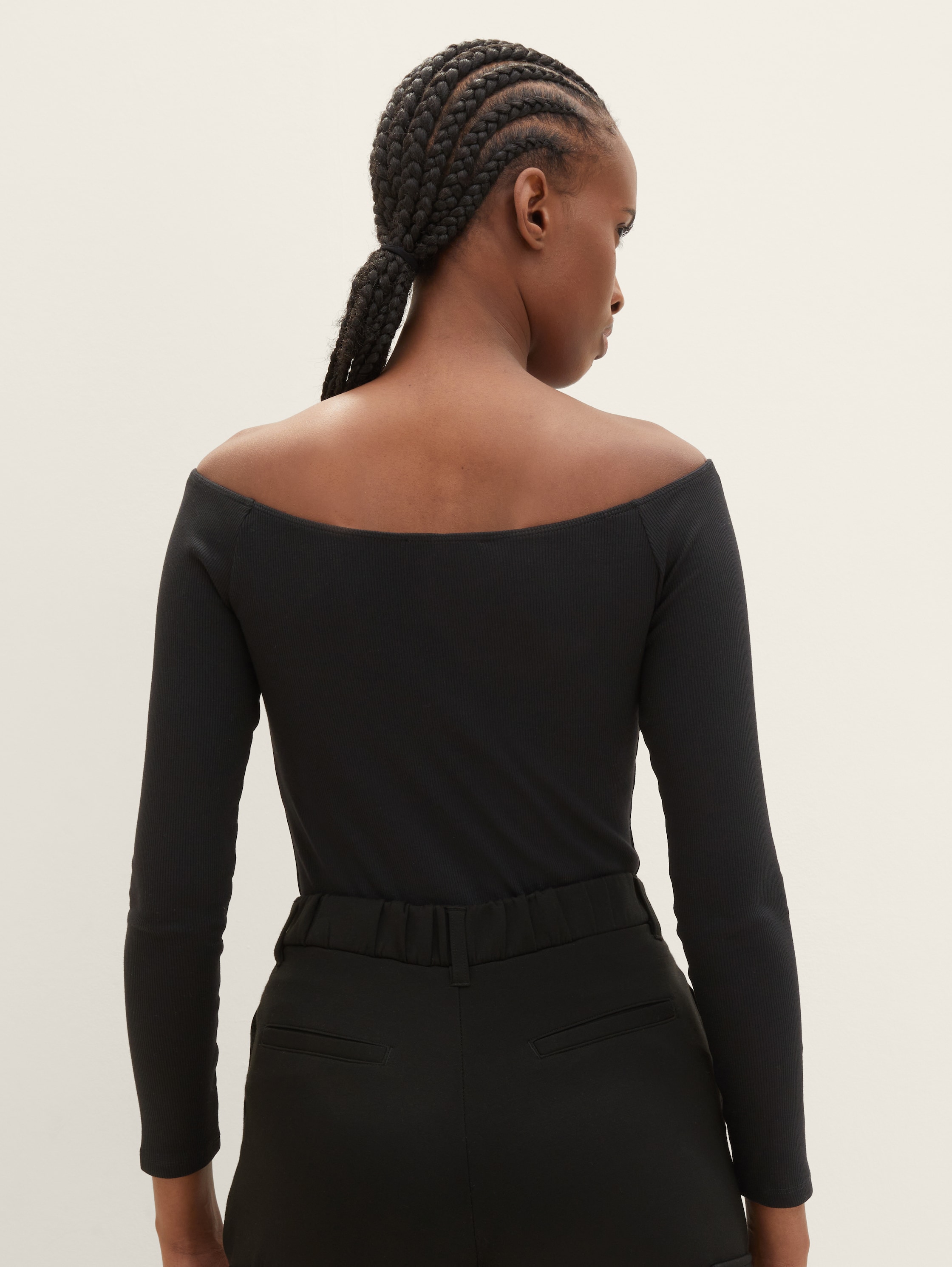 T-shirt met Carmenhalslijn - deep black - Neklijn model-achteraanzicht