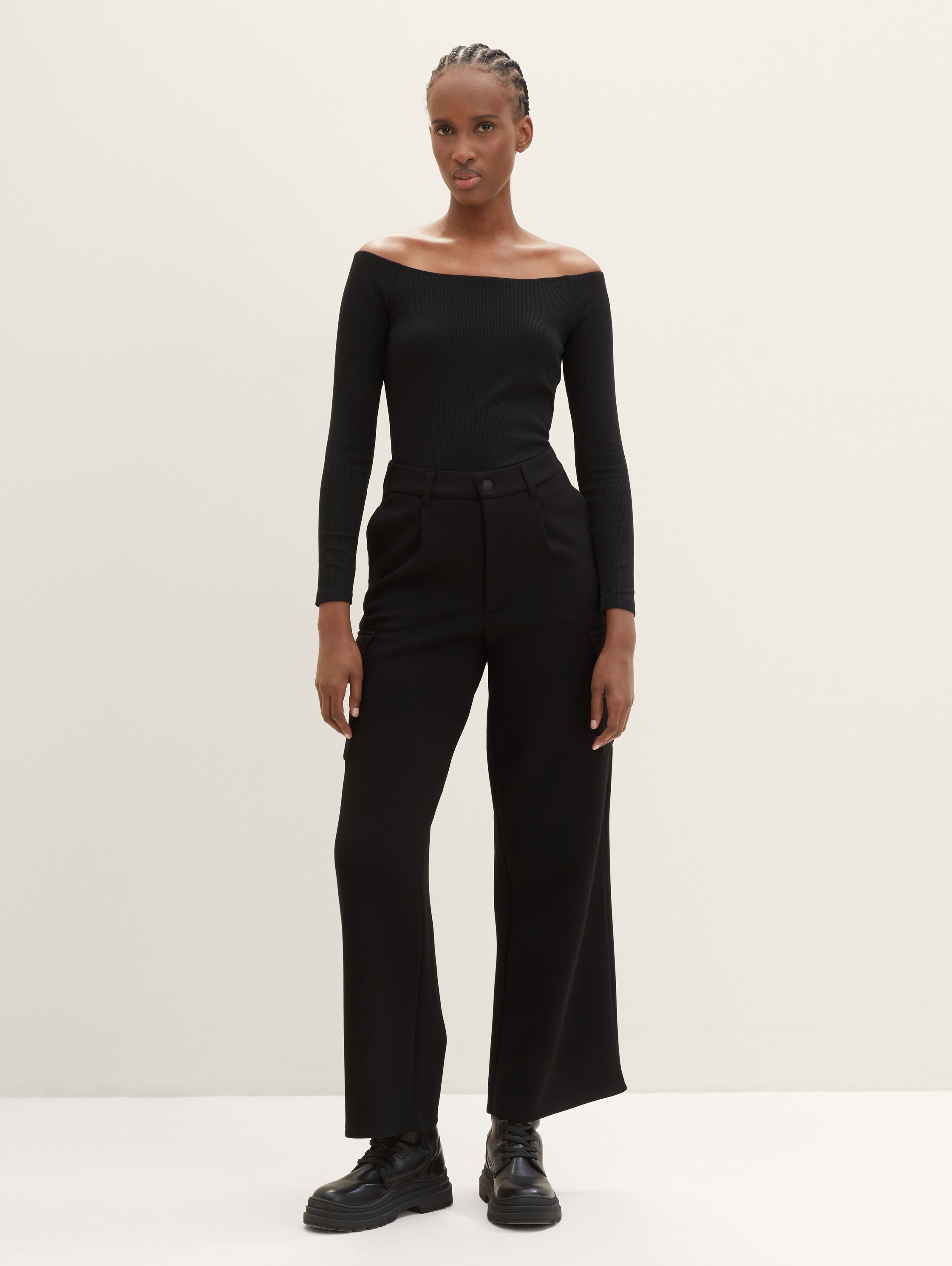 T-shirt met Carmenhalslijn - deep black - Model vooraanzicht