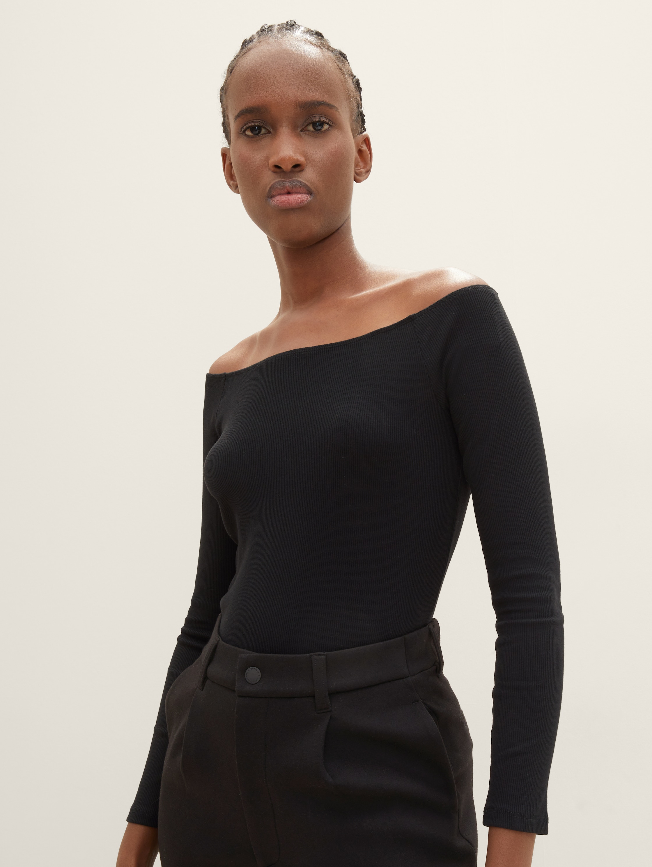 T-shirt met Carmenhalslijn - deep black