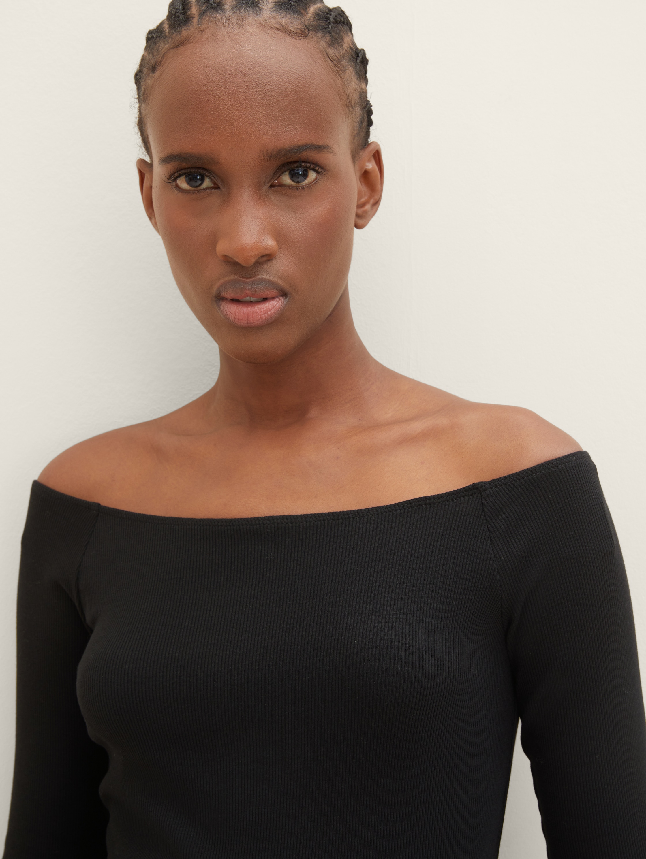 T-shirt met Carmenhalslijn - deep black - Detailaanzicht model