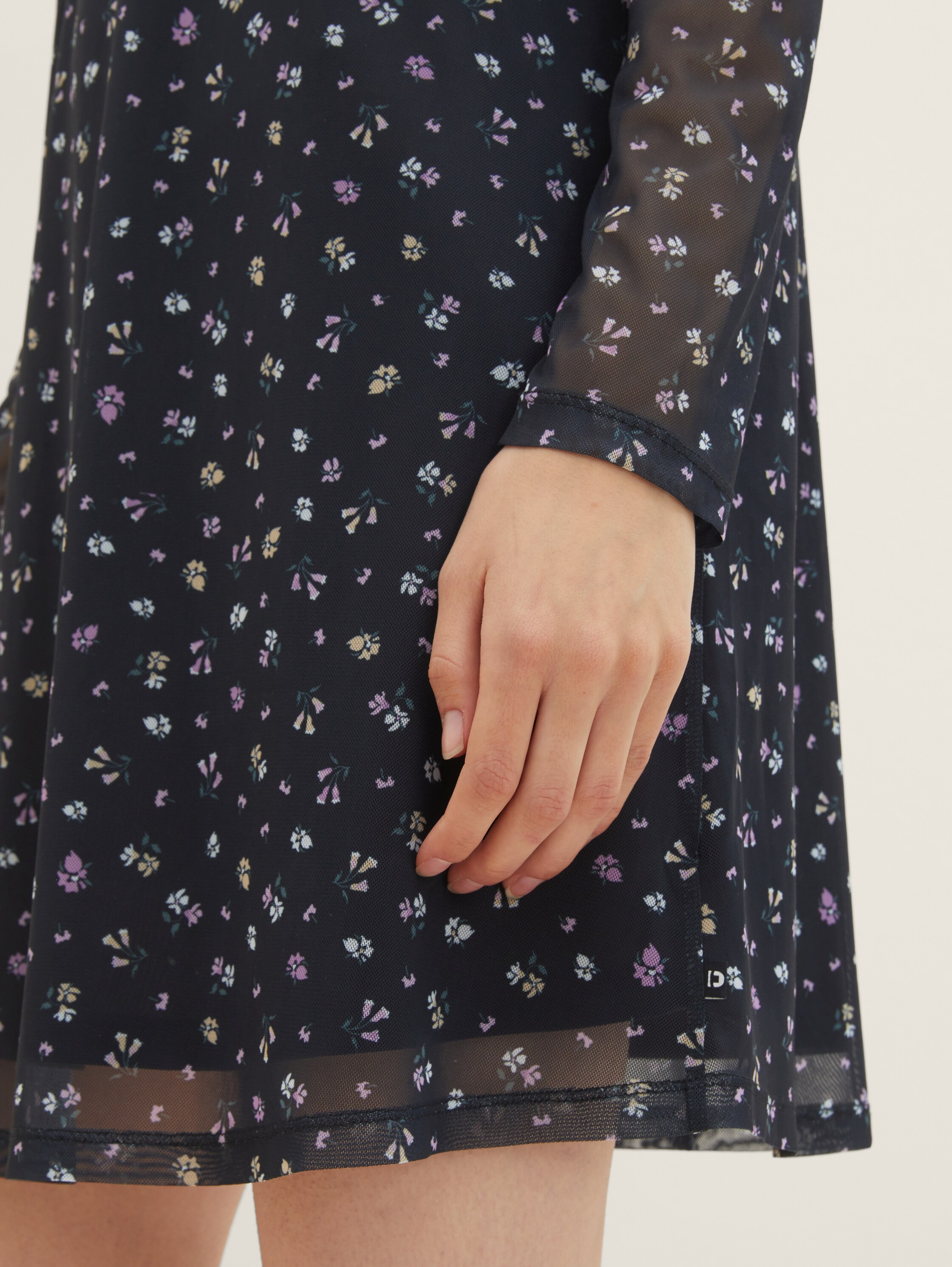 Patterned mini dress - black small flower print - Detail model view