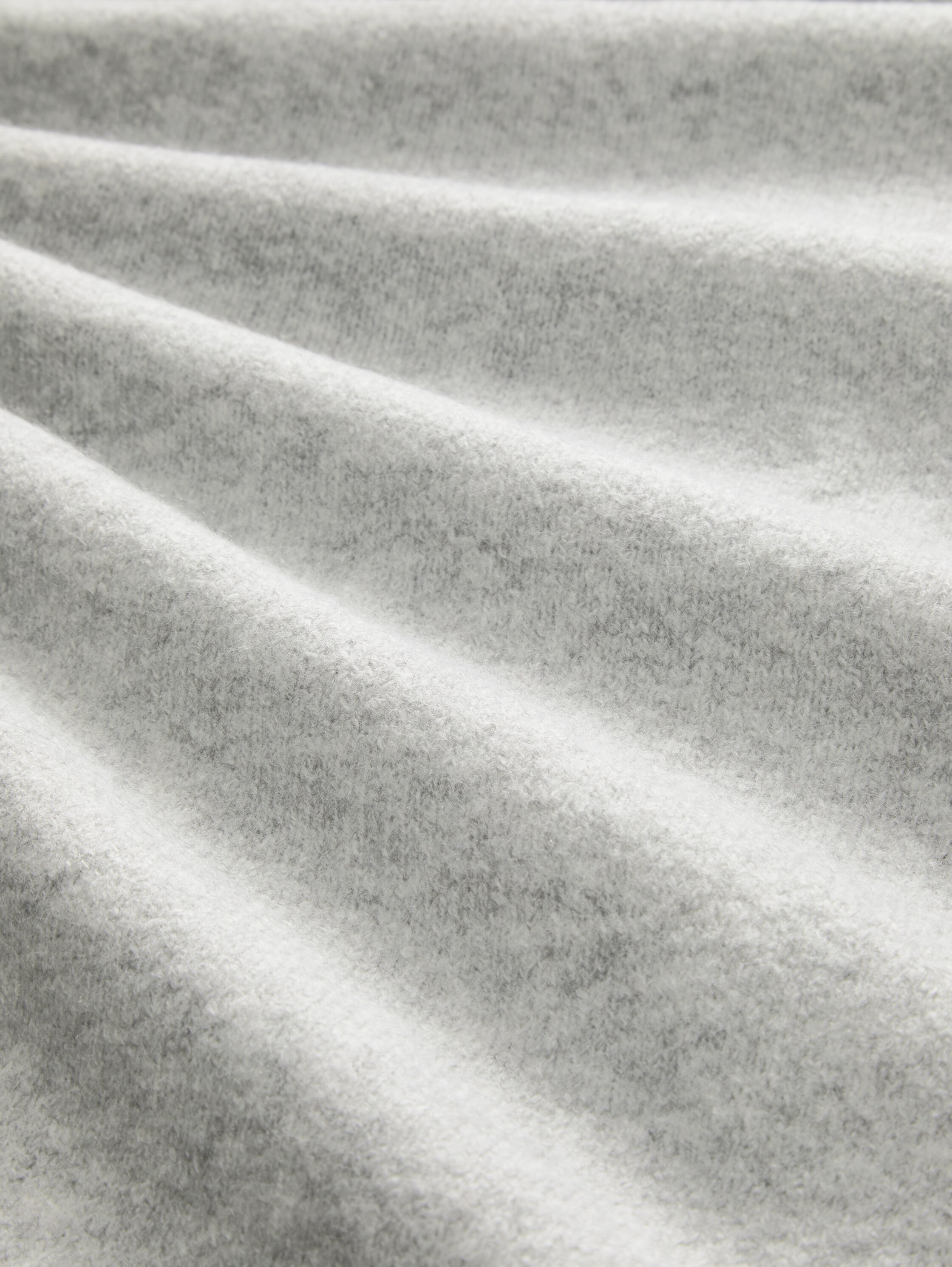 Pull à col roulé en polyester recyclé - basic light grey melange - Vue de la matière