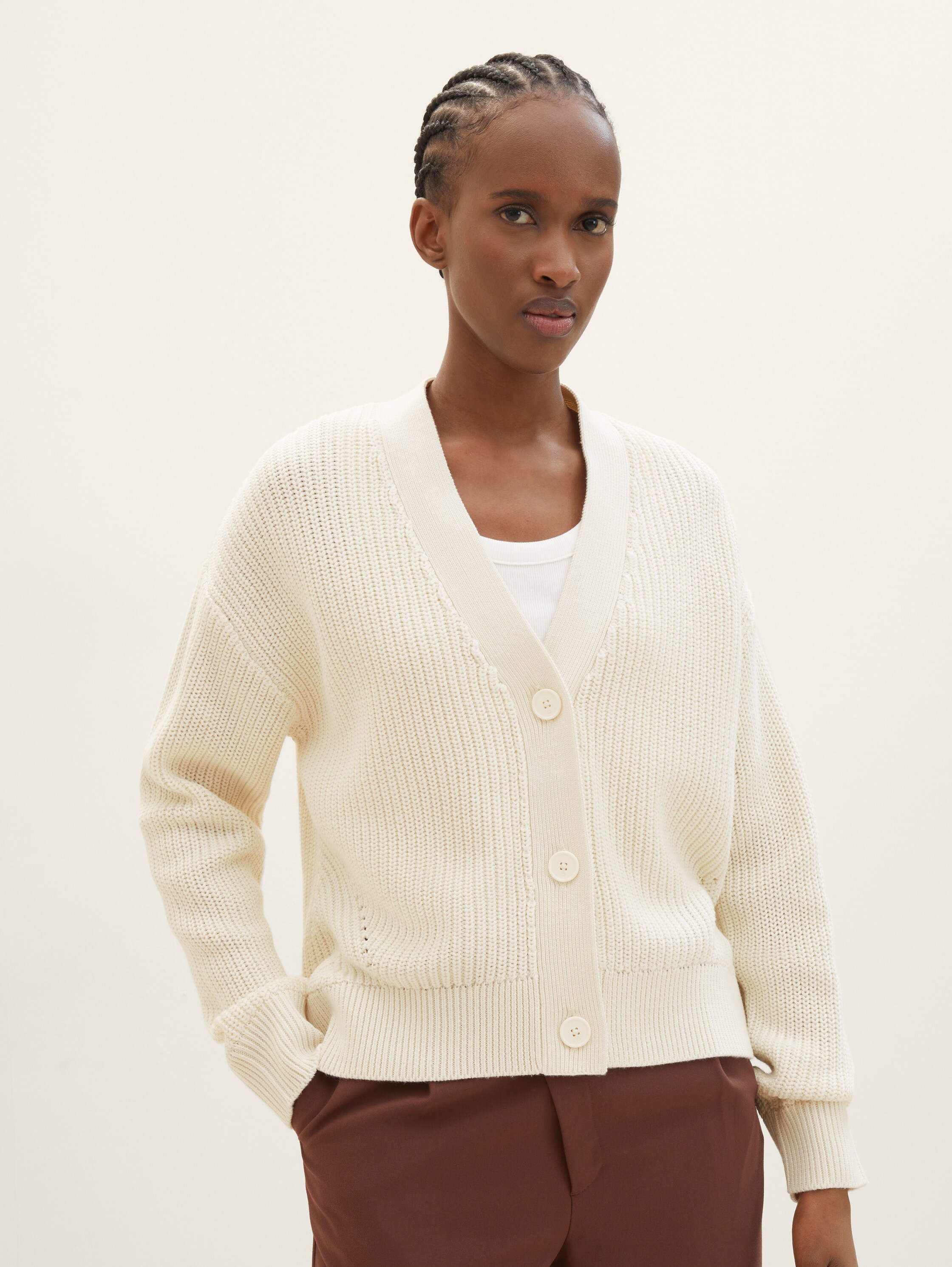 Basic Cardigan - soft neutral beige - Ausschnitt Model-Vorderansicht