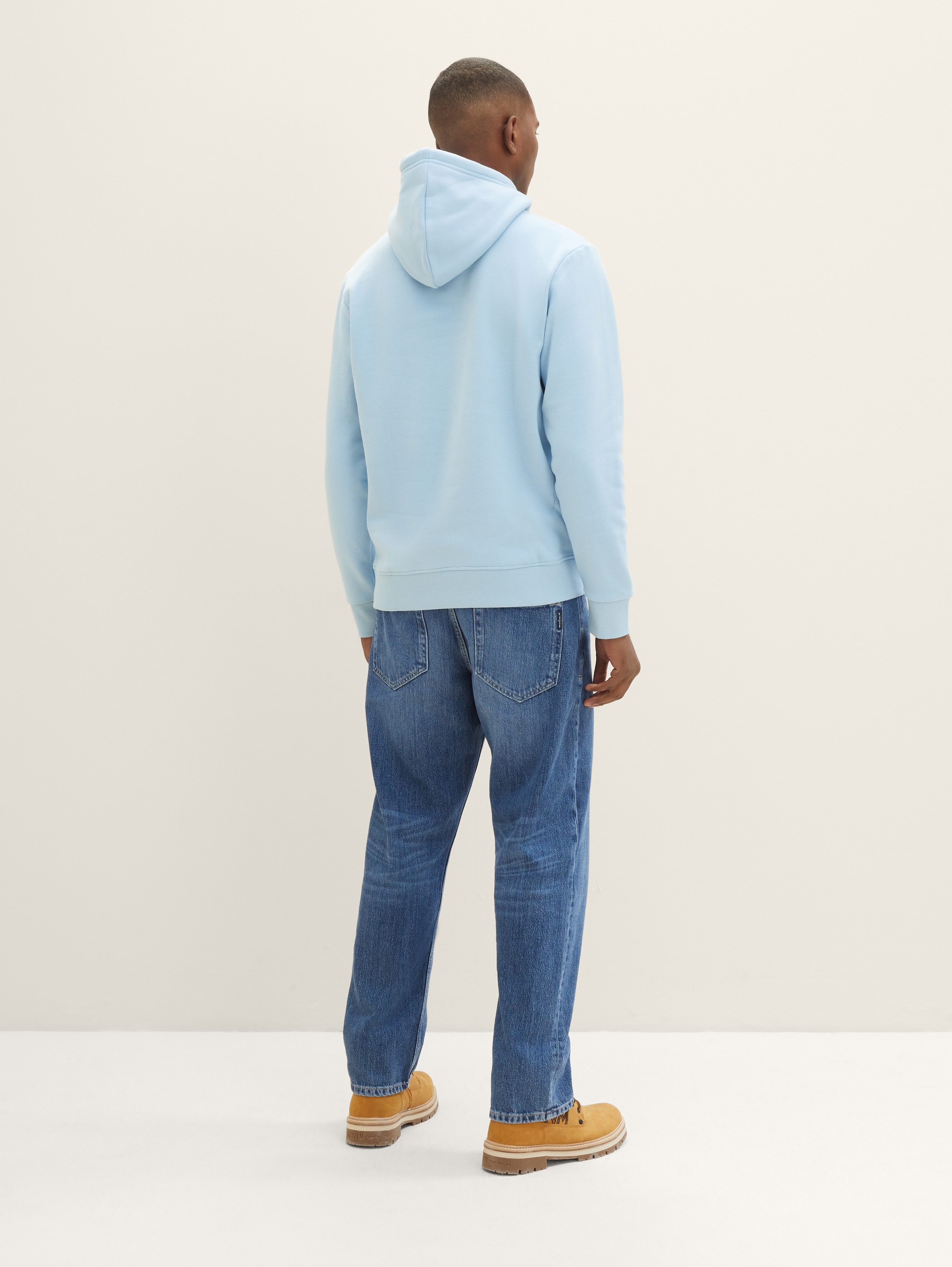 Hoodie mit Logo Print - washed out middle blue - Auschnitt Model-Rückansicht