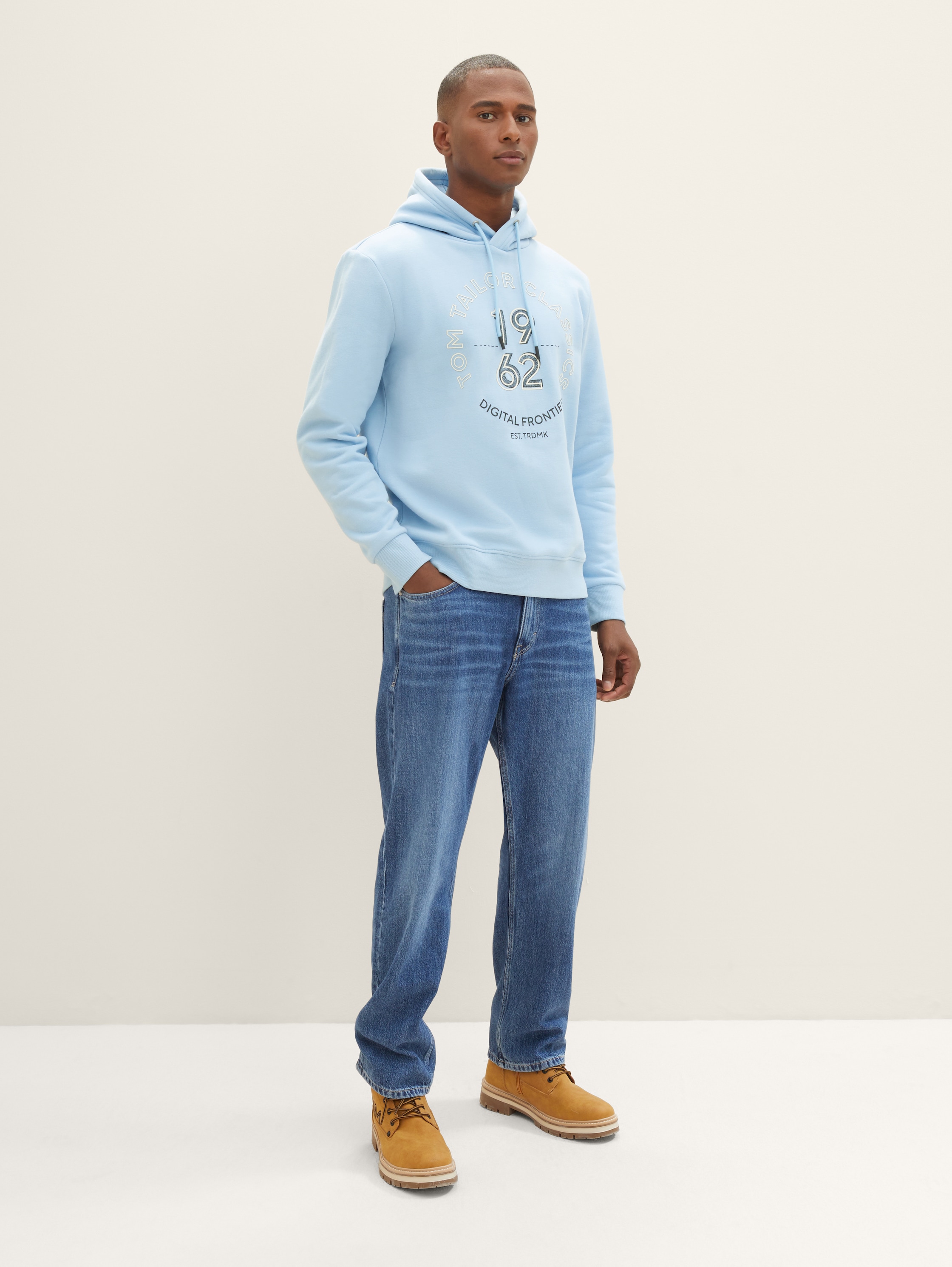 Hoodie mit Logo Print - washed out middle blue - Model-Vorderansicht