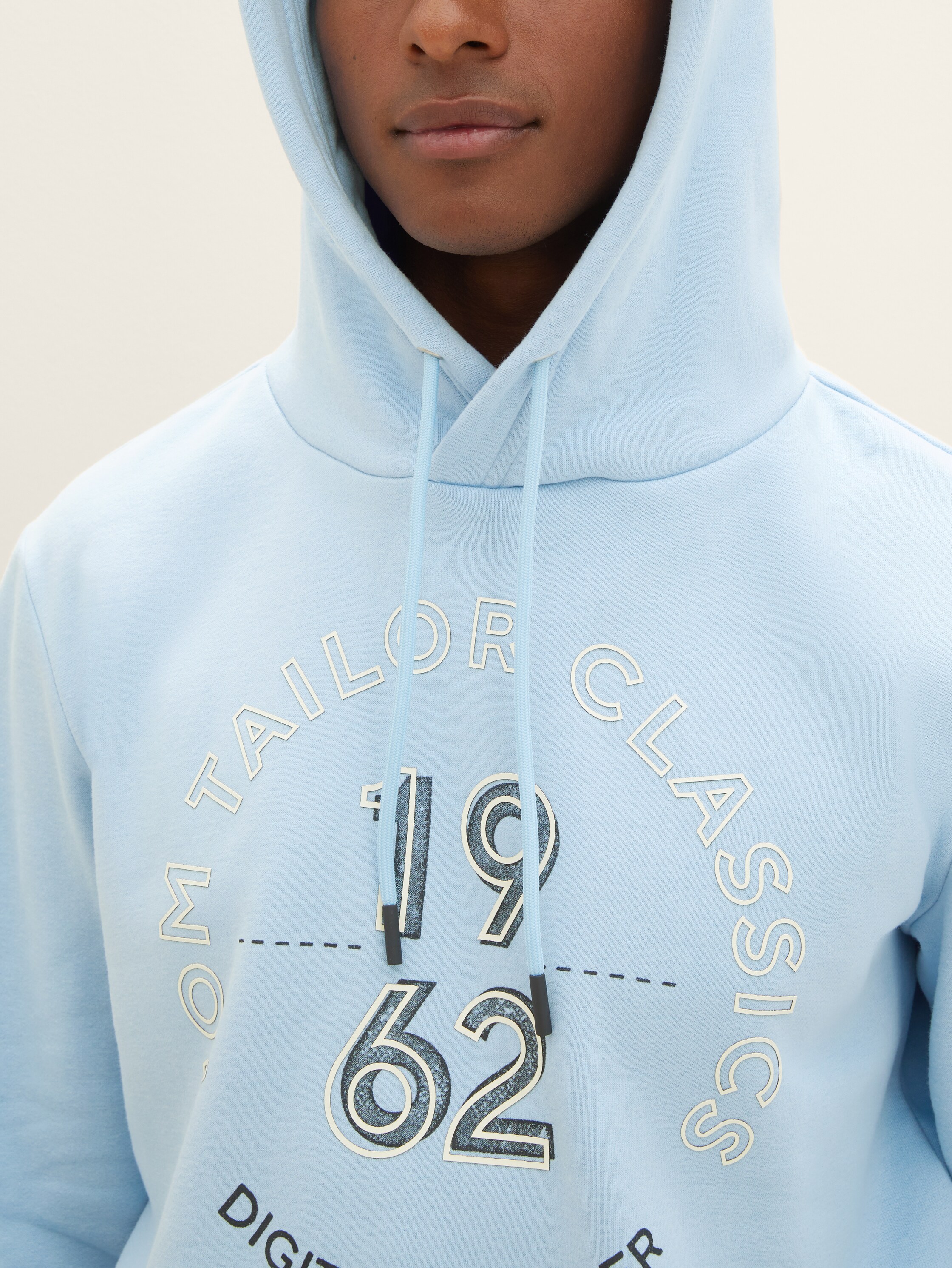 Hoodie mit Logo Print - washed out middle blue - Detail-Model-Ansicht