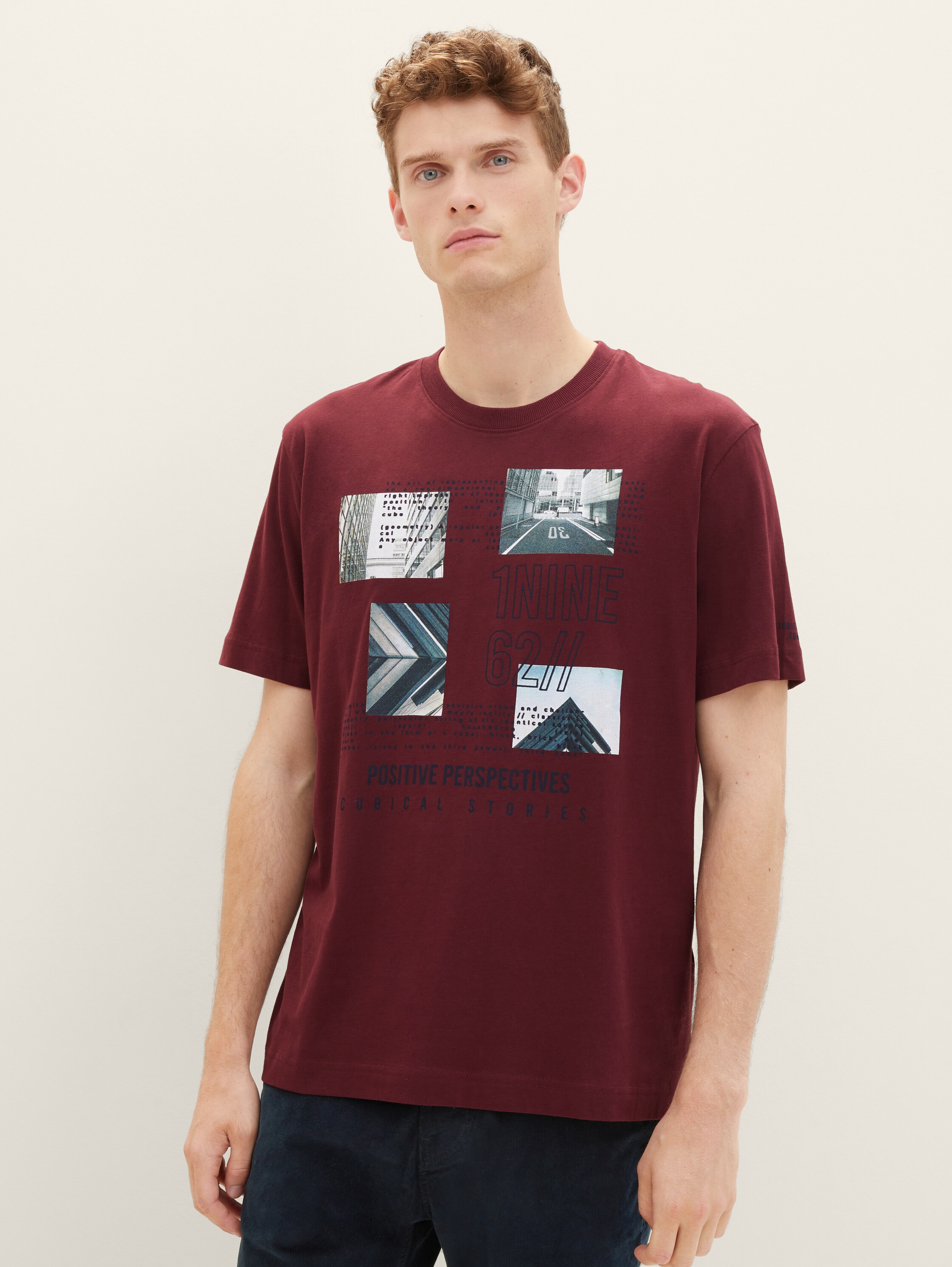T-shirt with a print - Tawny Port Red - Neckline model front view