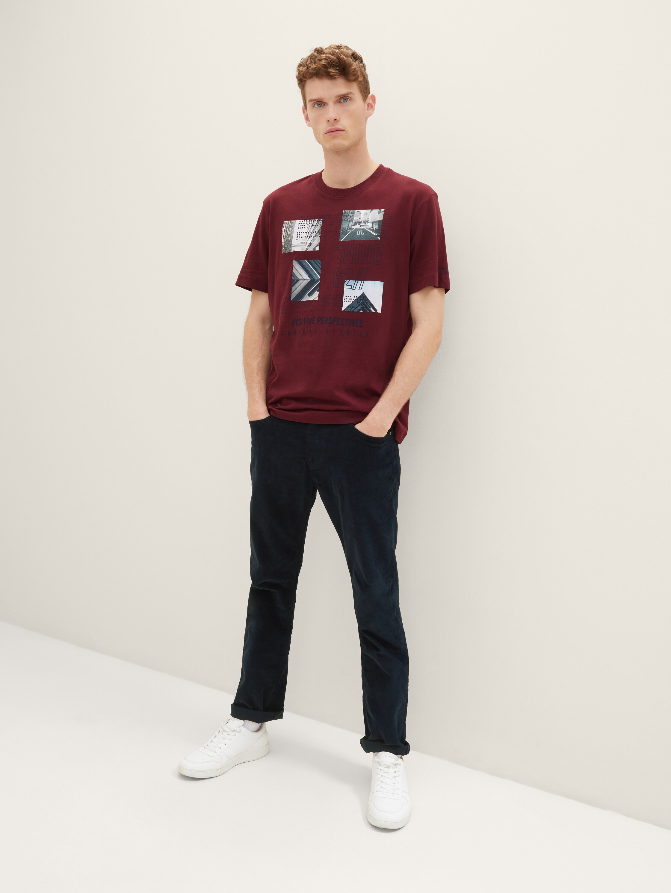 T-shirt with a print - Tawny Port Red - Model front view