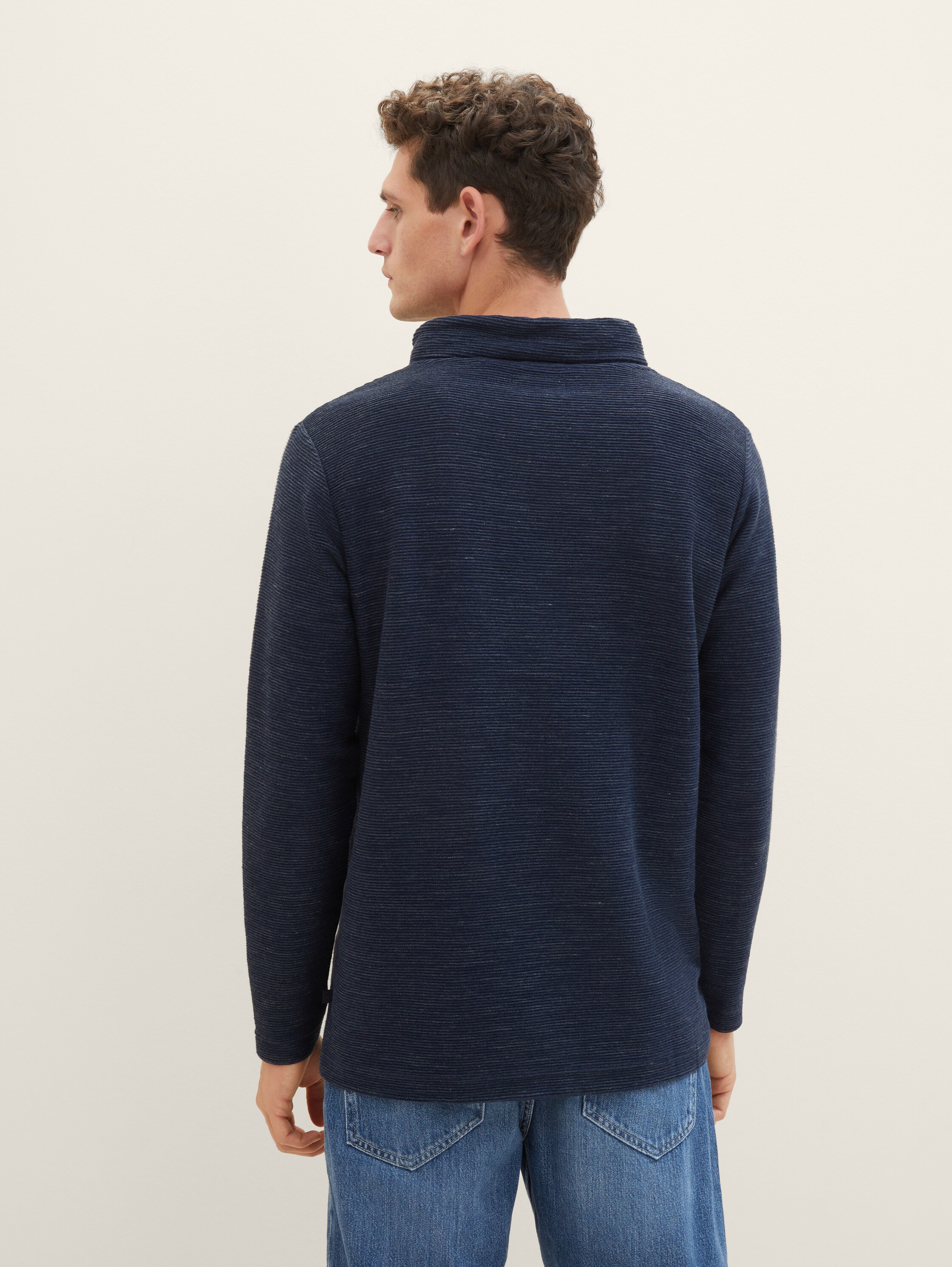Langarmshirt mit Snood - Sky Captain Blue Non-Solid - Auschnitt Model-Rückansicht