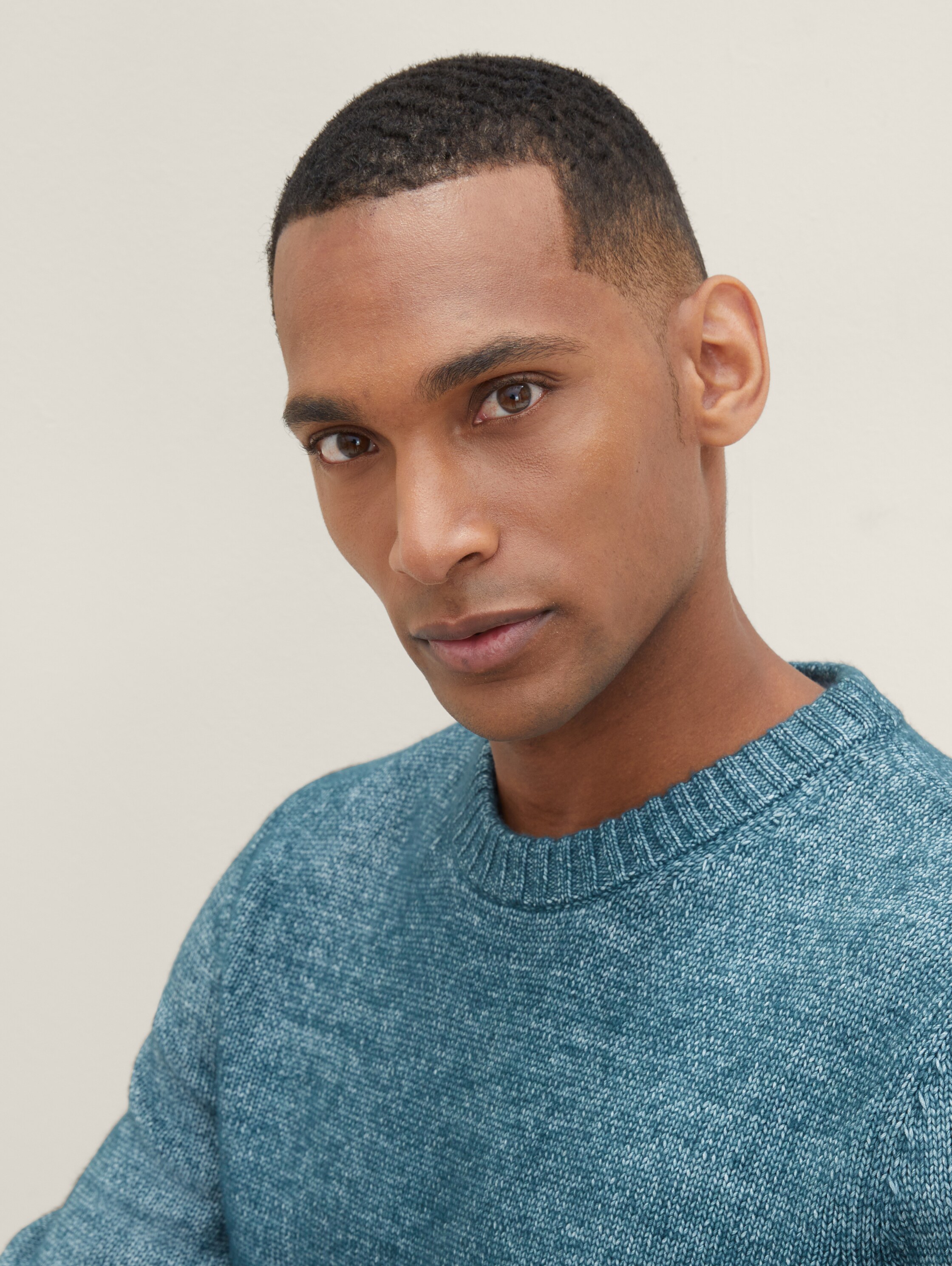 Knitted sweater with recycled polyester - deep pond green white core - Detail model view