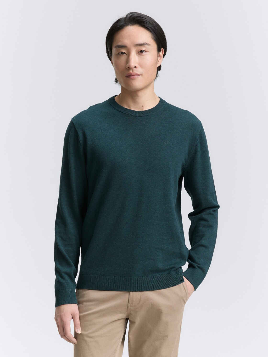 Basic Strickpullover aus Baumwolle - sapphire green melange - Ausschnitt Model-Vorderansicht