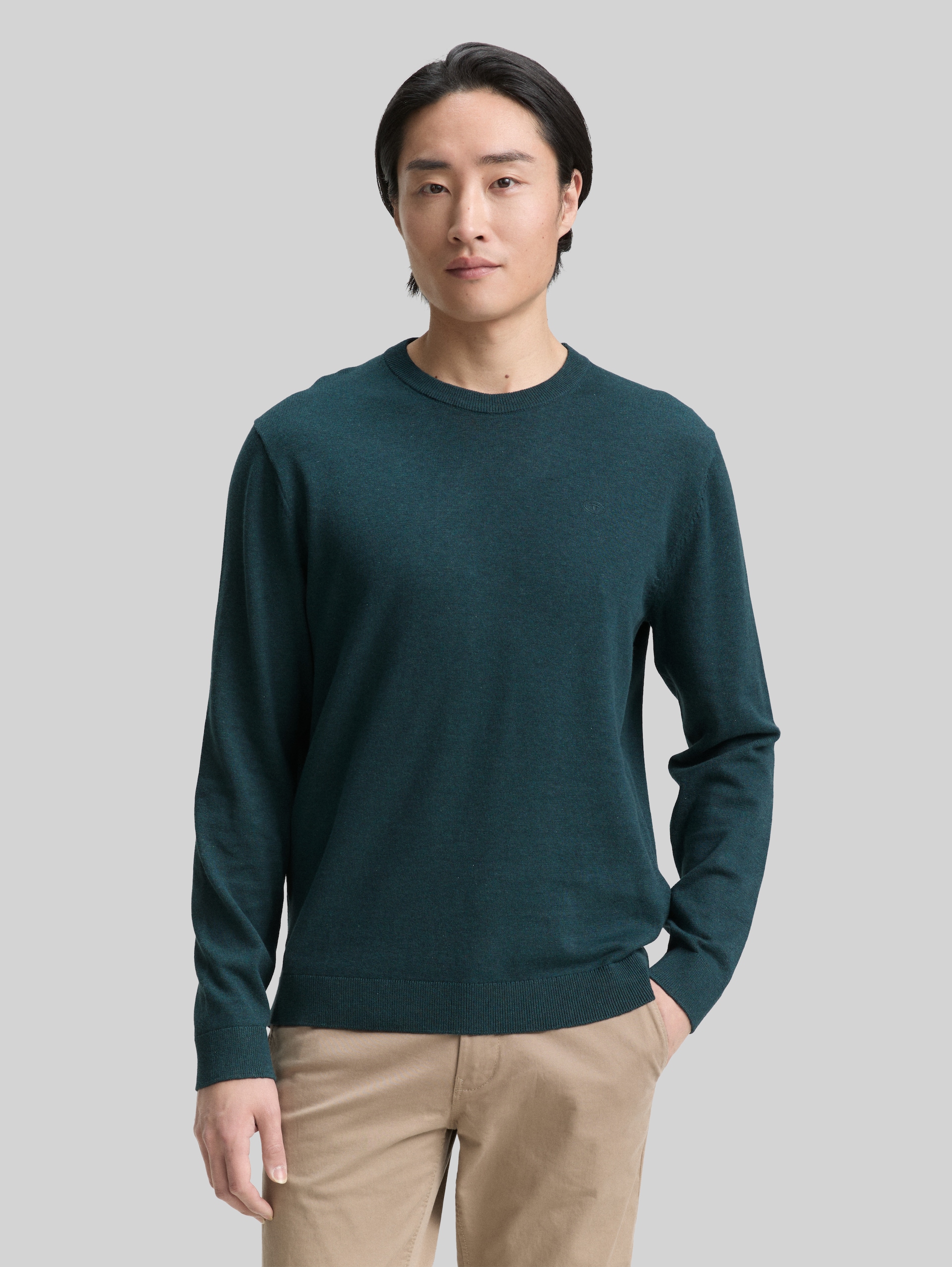 Basic Strickpullover aus Baumwolle - sapphire green melange - Ausschnitt Model-Vorderansicht