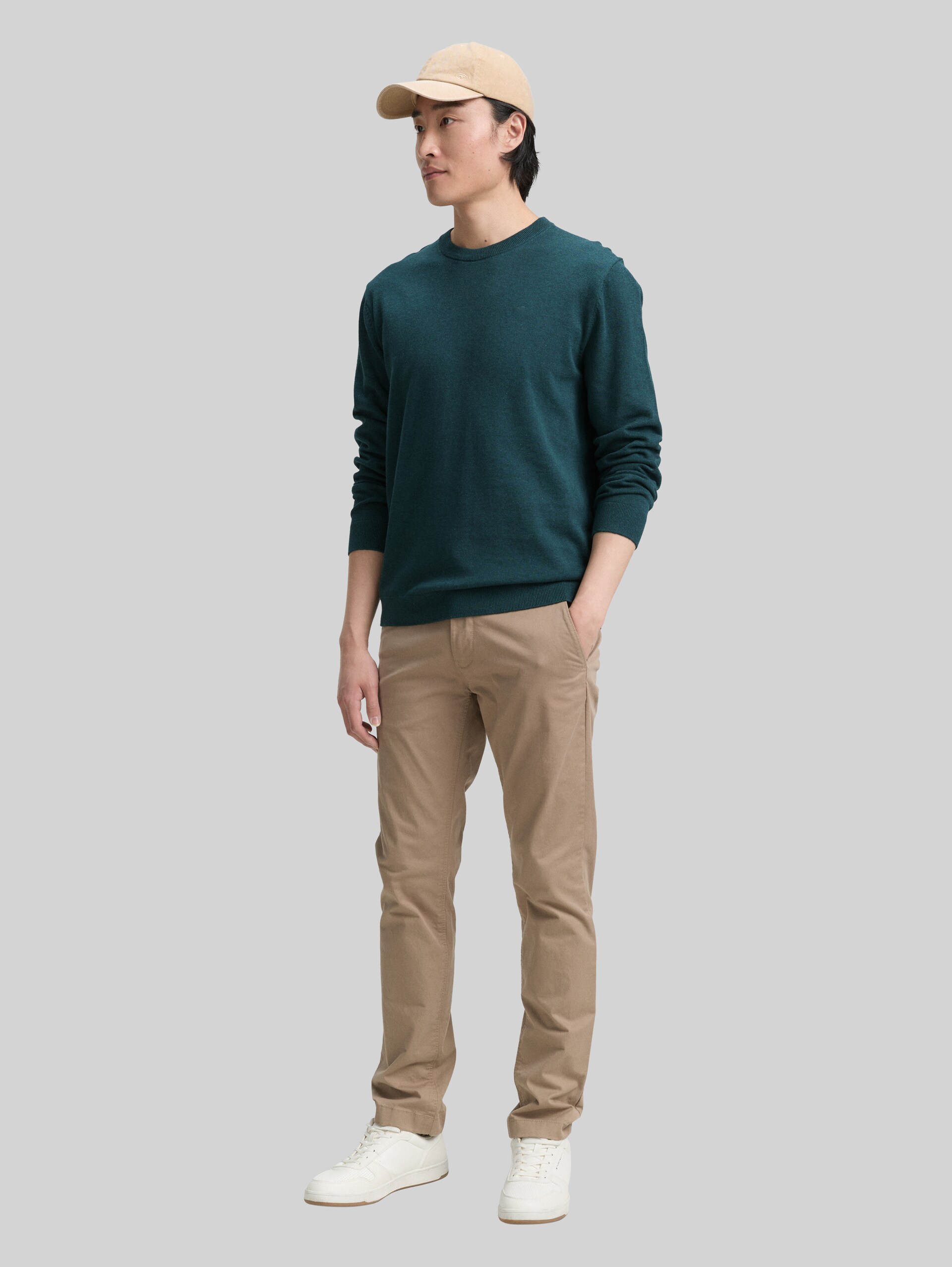 Basic Strickpullover aus Baumwolle - sapphire green melange - Model-Vorderansicht