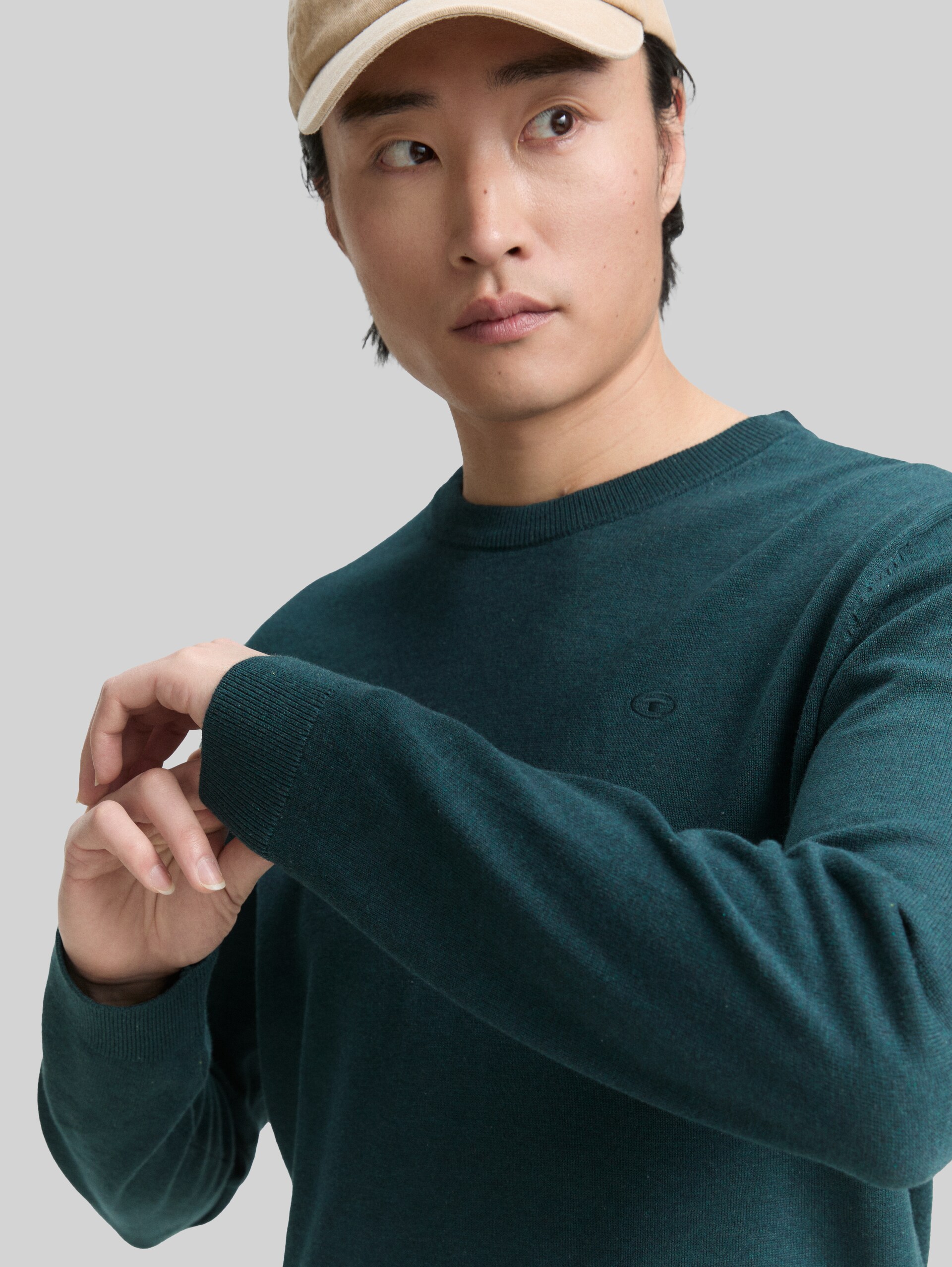 Basic Strickpullover aus Baumwolle - sapphire green melange - Detail-Model-Ansicht