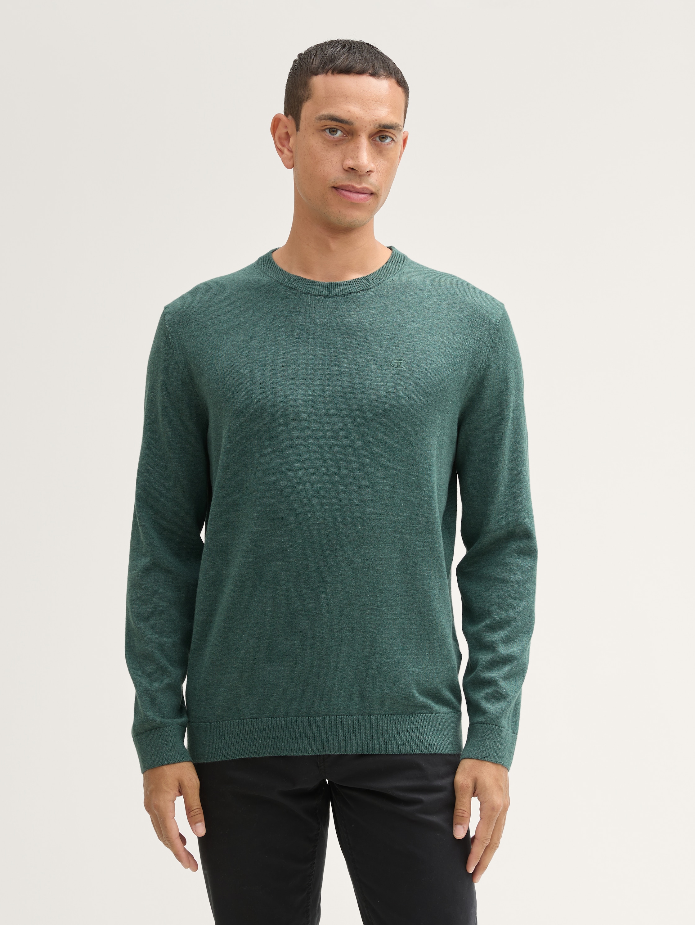 Gebreide trui met ronde hals - green dust melange - Nek model vooraanzicht