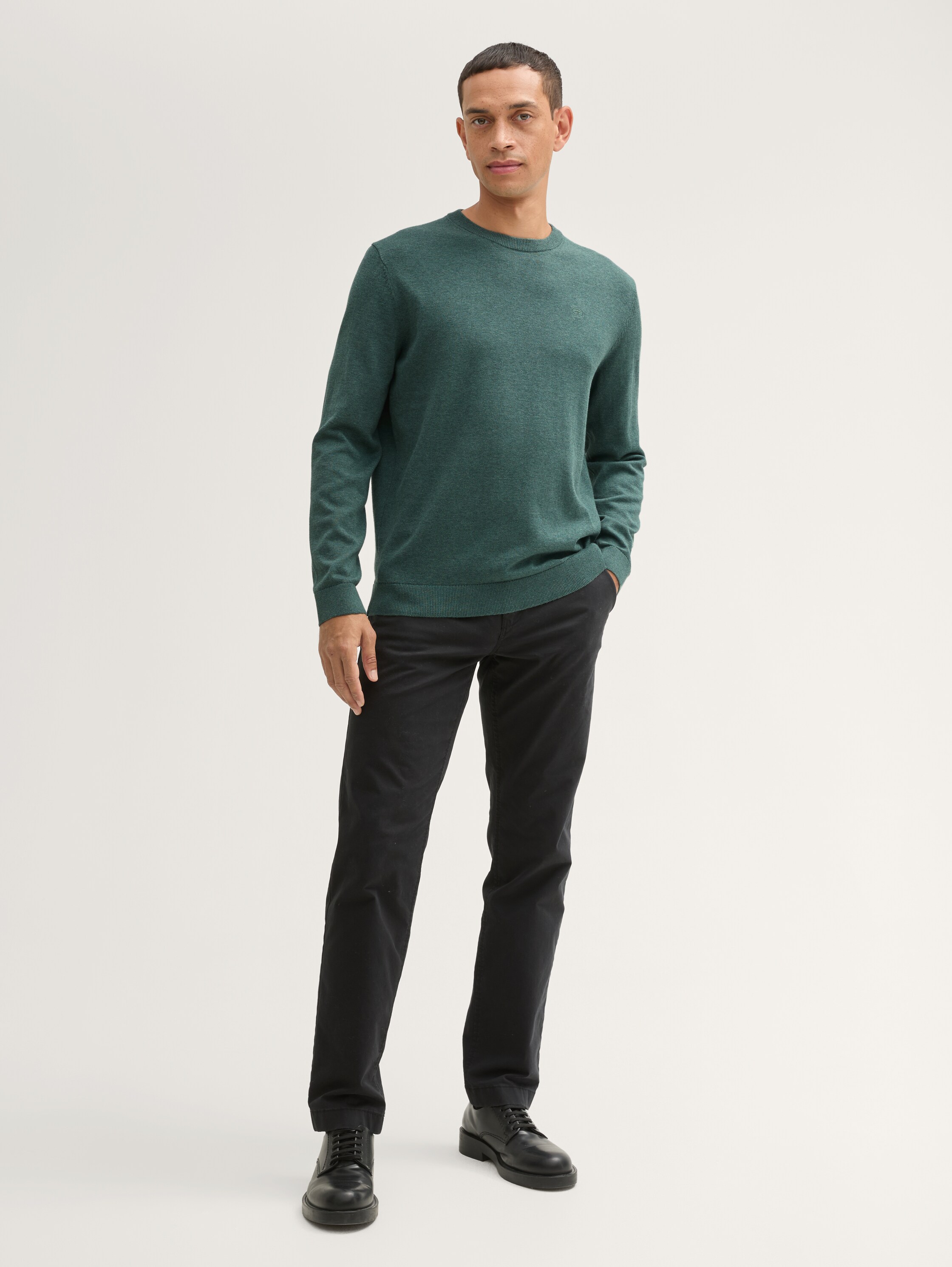 Gebreide trui met ronde hals - green dust melange - Model vooraanzicht