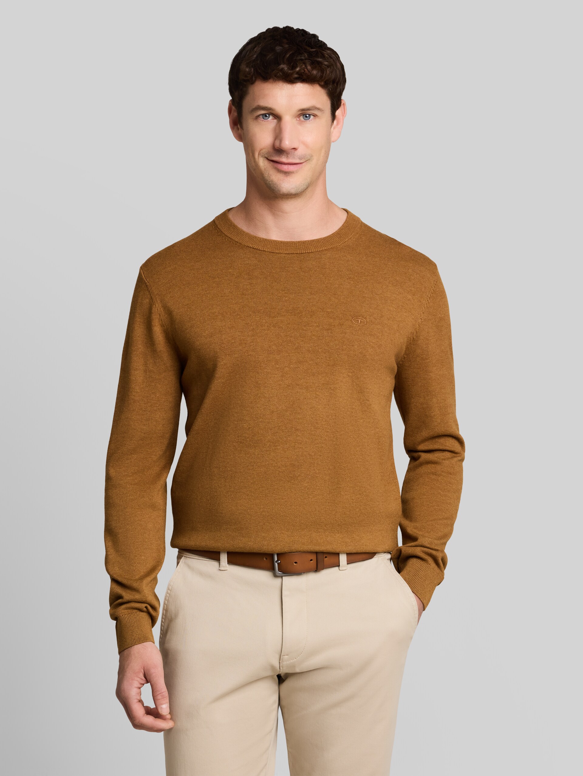 Basic Strickpullover aus Baumwolle - dark camel melange - Ausschnitt Model-Vorderansicht