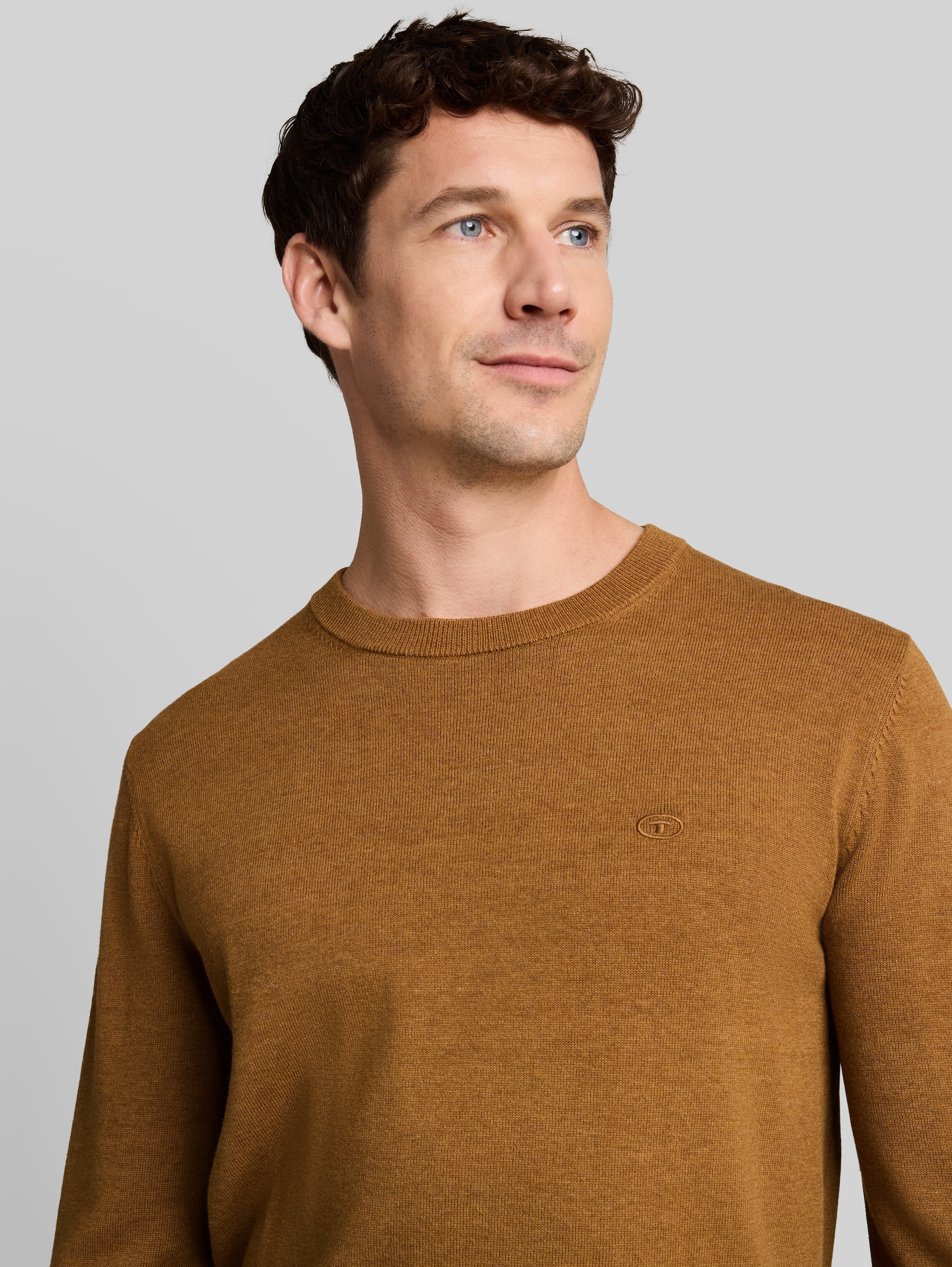Basic Strickpullover aus Baumwolle - dark camel melange - Detail-Model-Ansicht