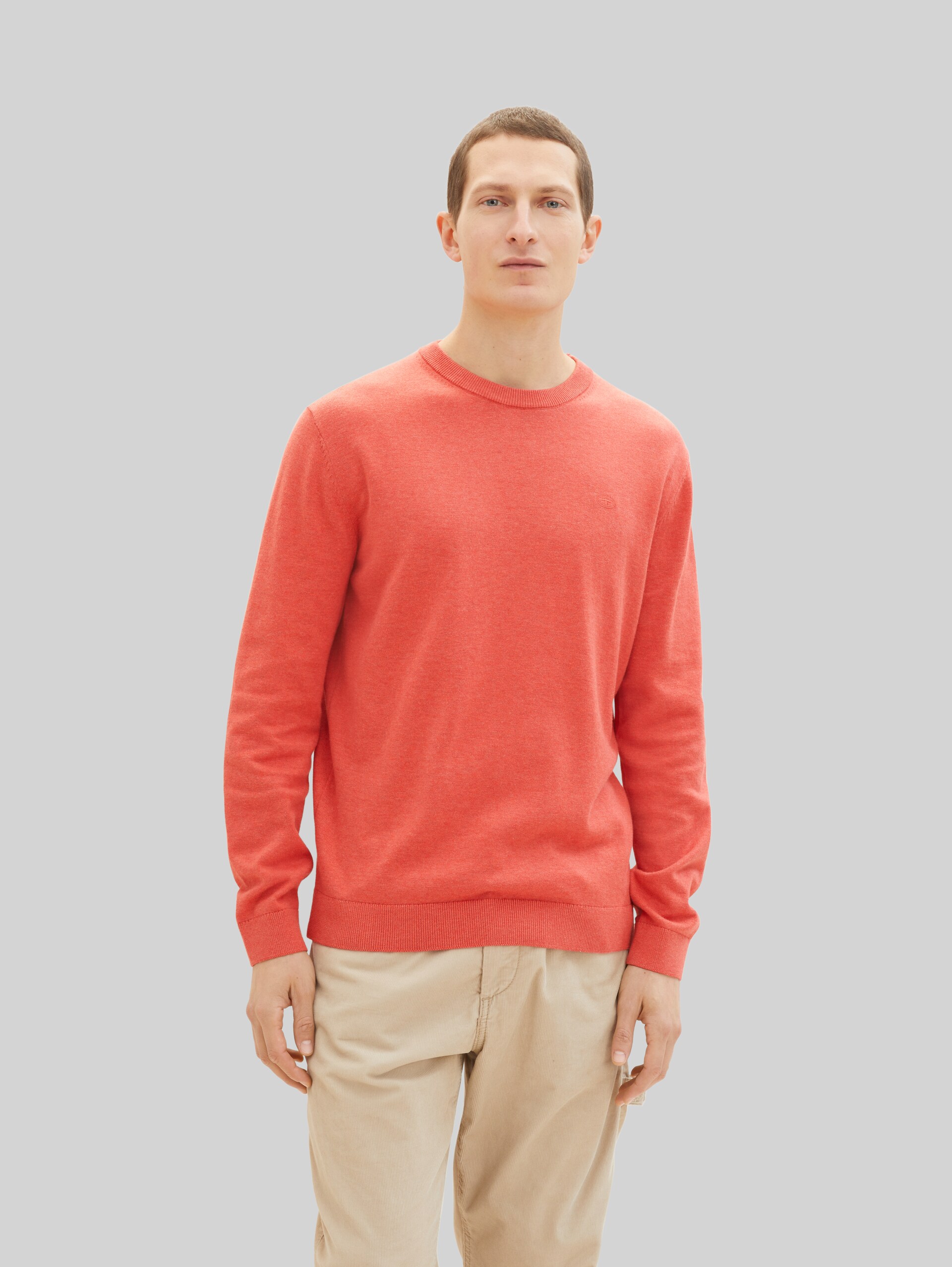 Basic gebreide trui van katoen - soft red melange - Nek model vooraanzicht
