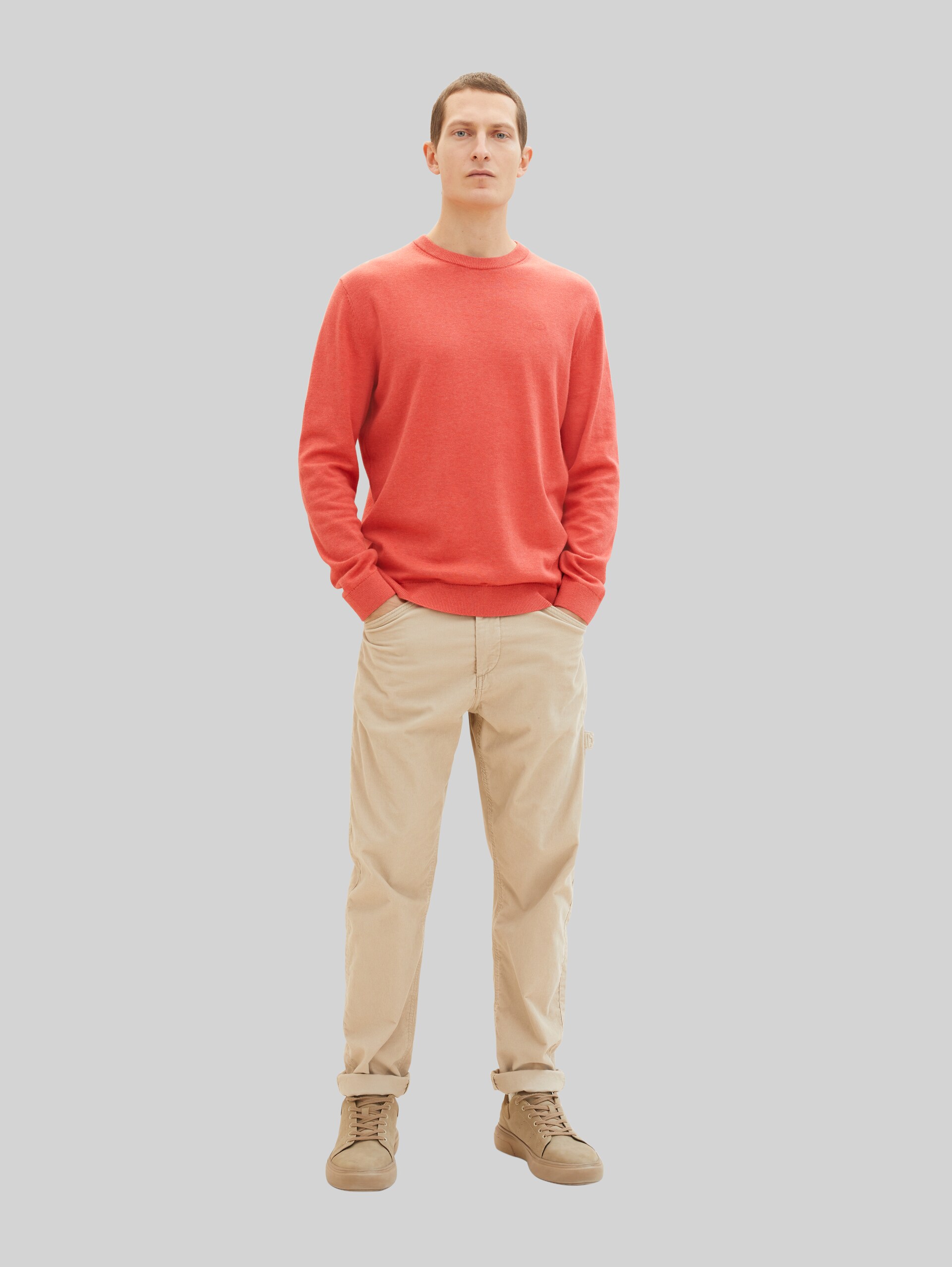 Basic gebreide trui van katoen - soft red melange - Model vooraanzicht