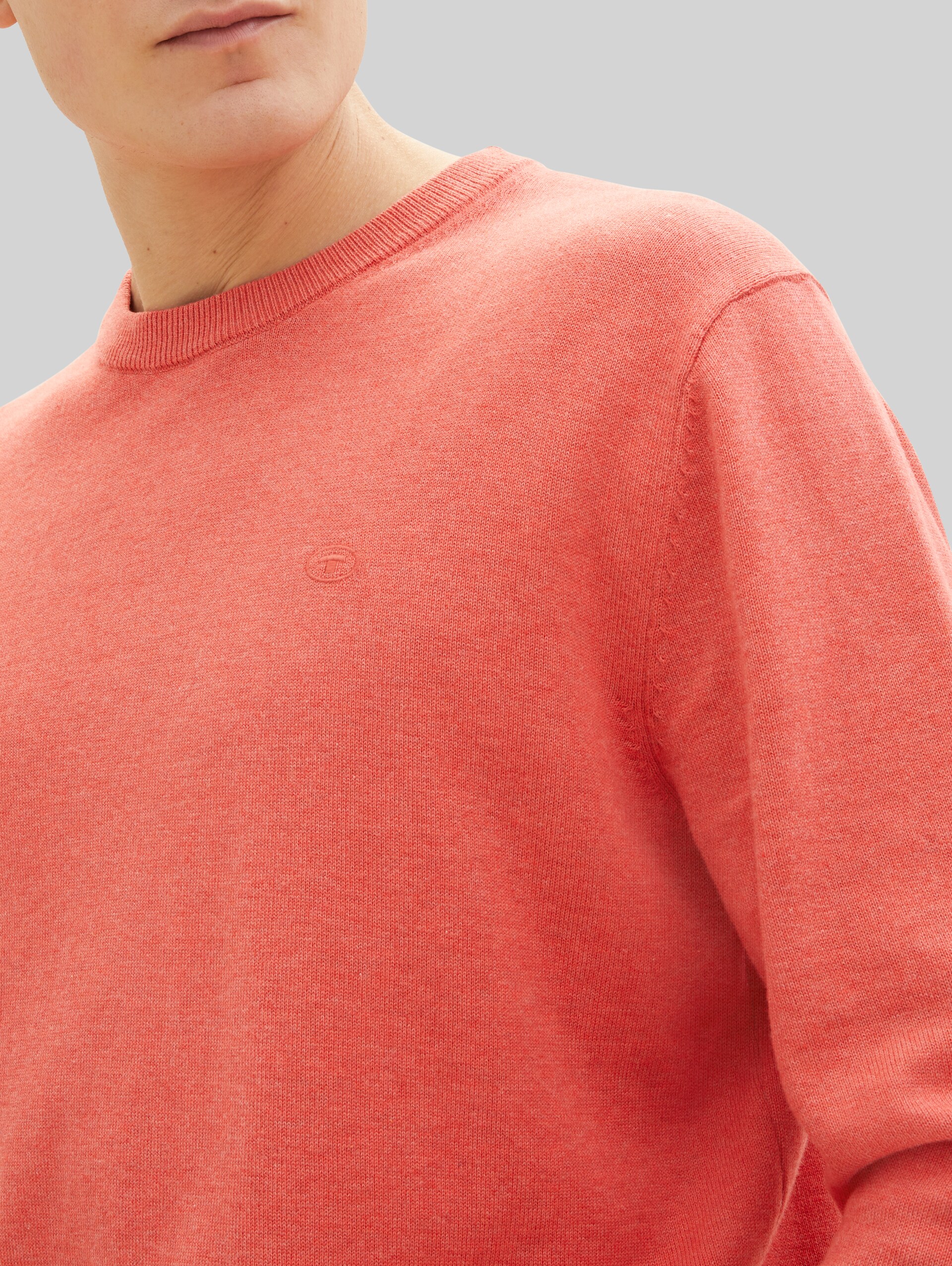 Basic gebreide trui van katoen - soft red melange - Detailaanzicht model