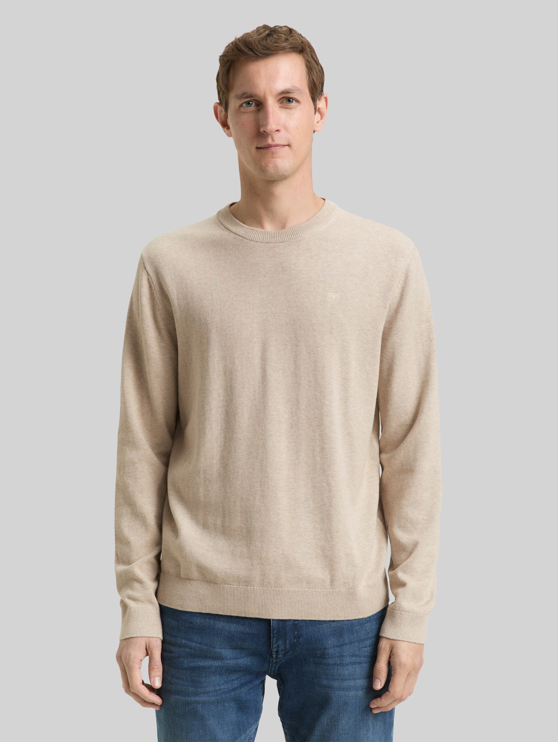 Basic knitted jumper in cotton - cashew beige melange - Neckline model front view