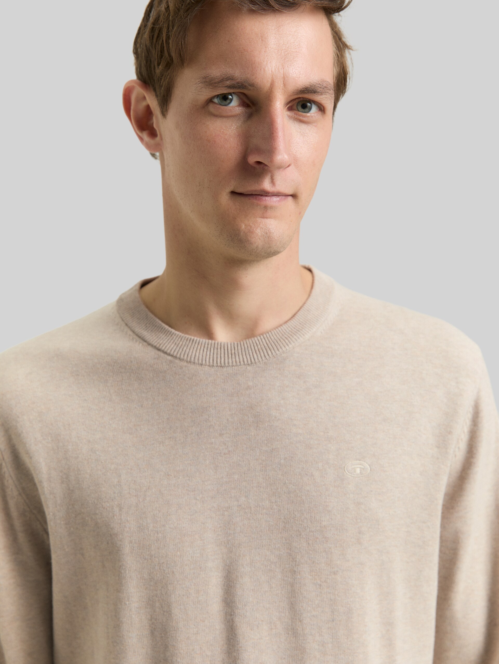 Basic knitted jumper in cotton - cashew beige melange - Detail model view