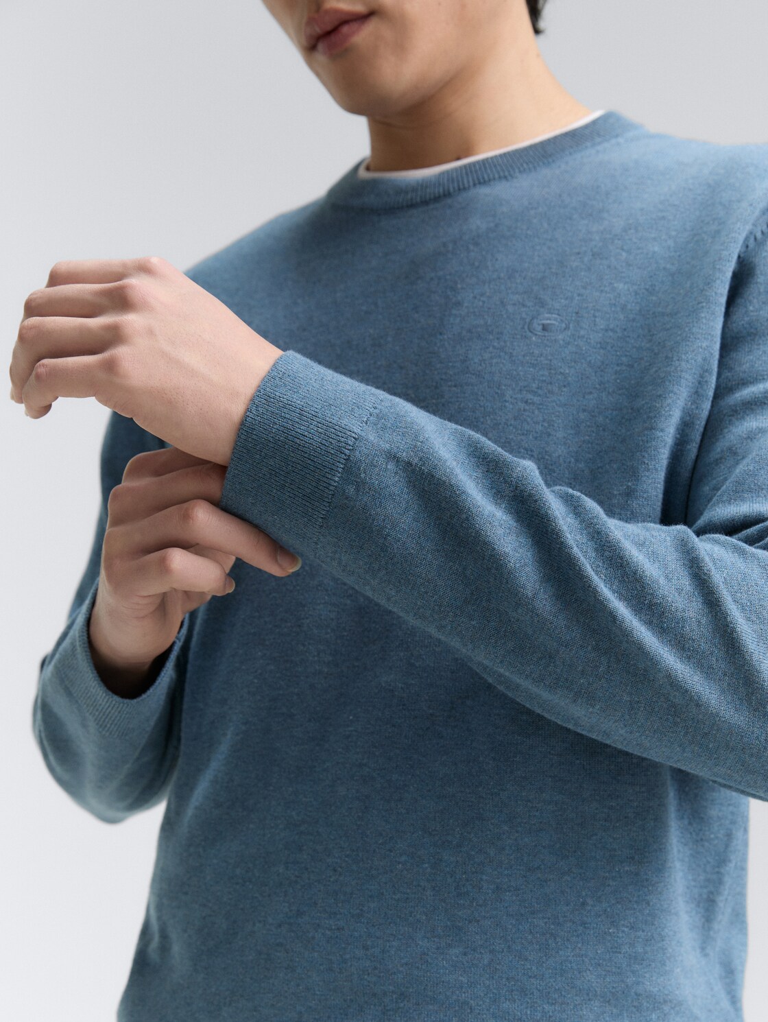 Basic Strickpullover aus Baumwolle - real teal melange - Detail-Model-Ansicht