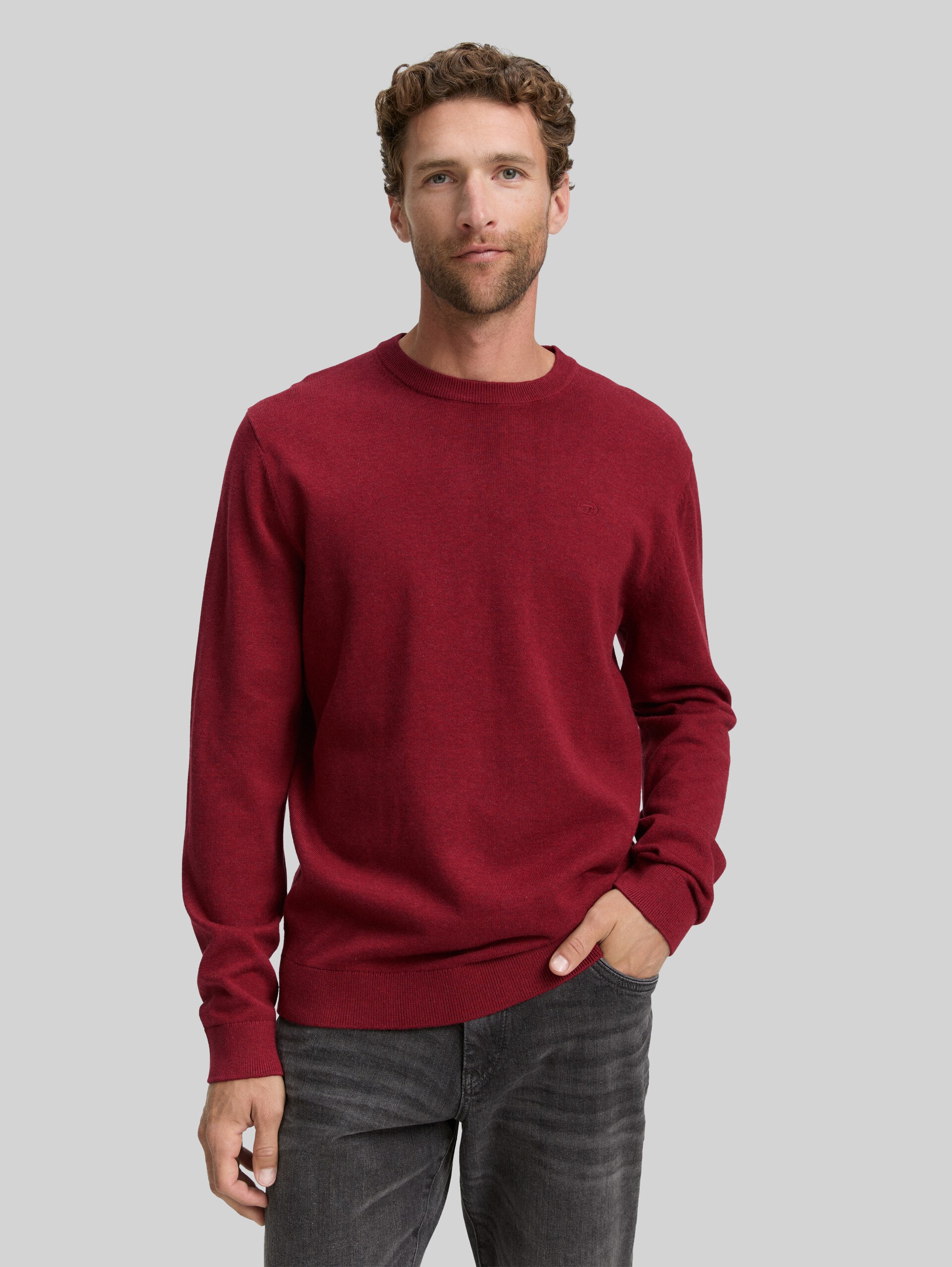 Basic knitted jumper in cotton - dark samba red melange - Neckline model front view
