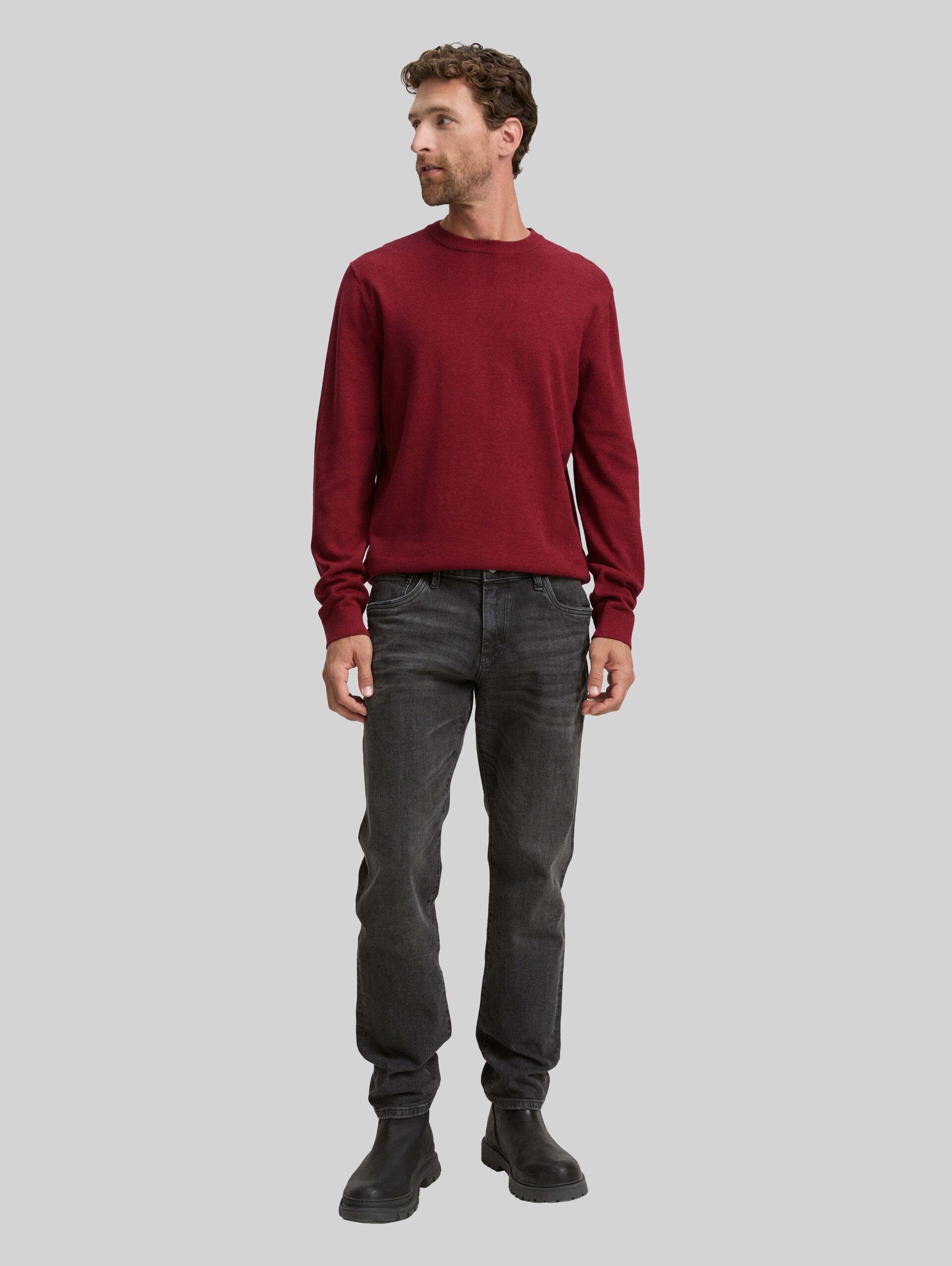 Basic knitted jumper in cotton - dark samba red melange - Model front view