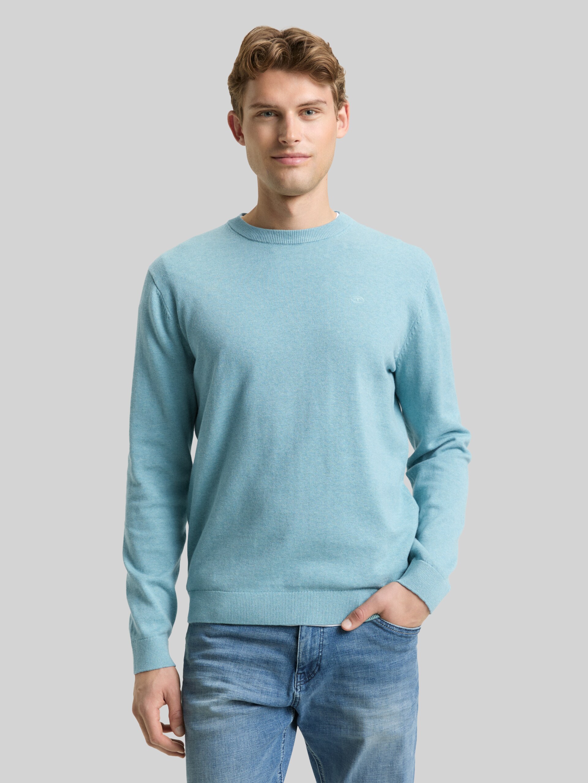 Basic knitted jumper in cotton - tourmaline melange - Neckline model front view