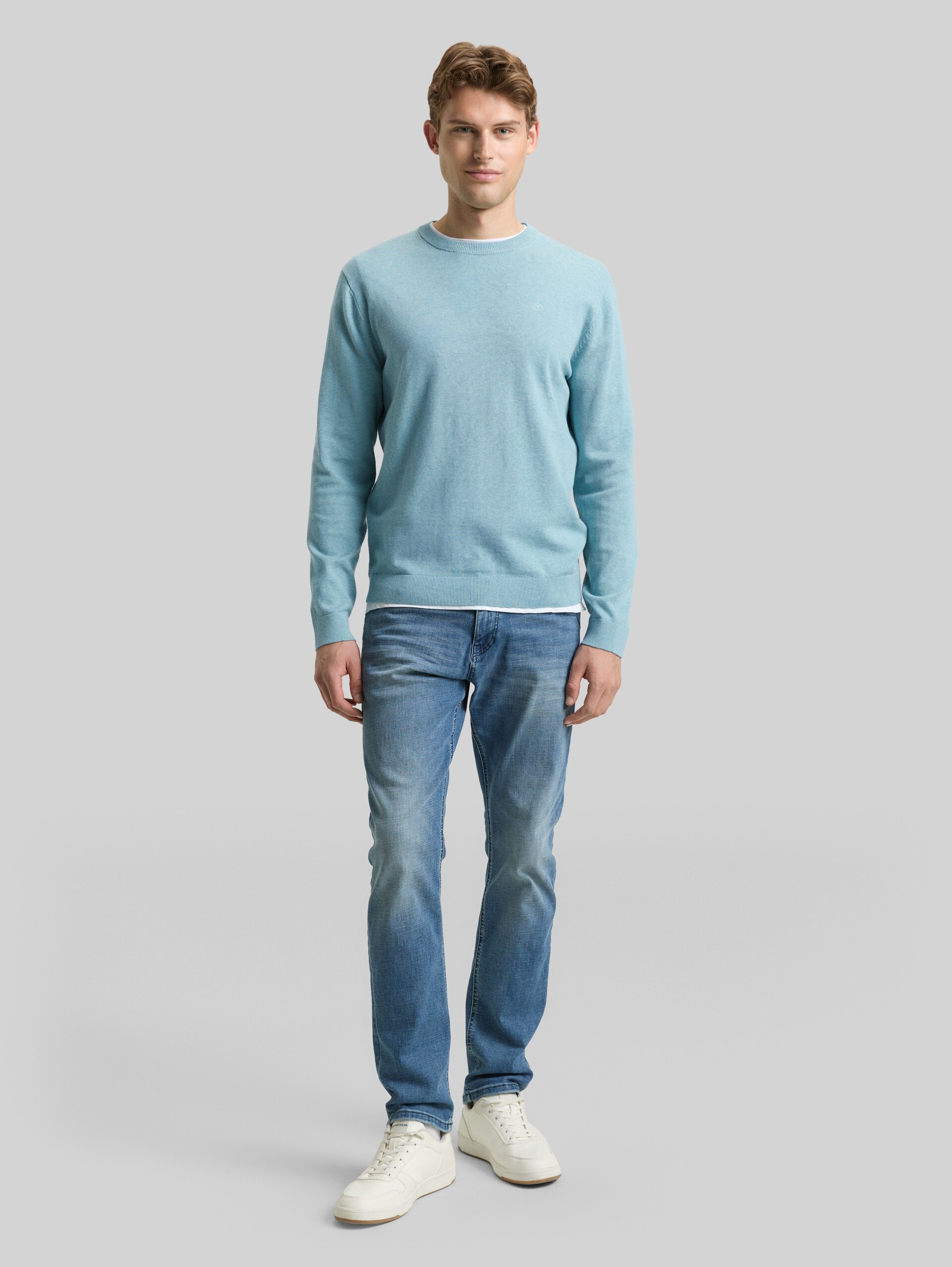 Basic knitted jumper in cotton - tourmaline melange - Model front view