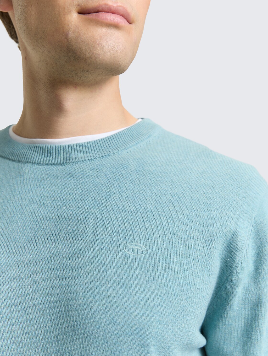 Basic Strickpullover aus Baumwolle - tourmaline melange - Detail-Model-Ansicht