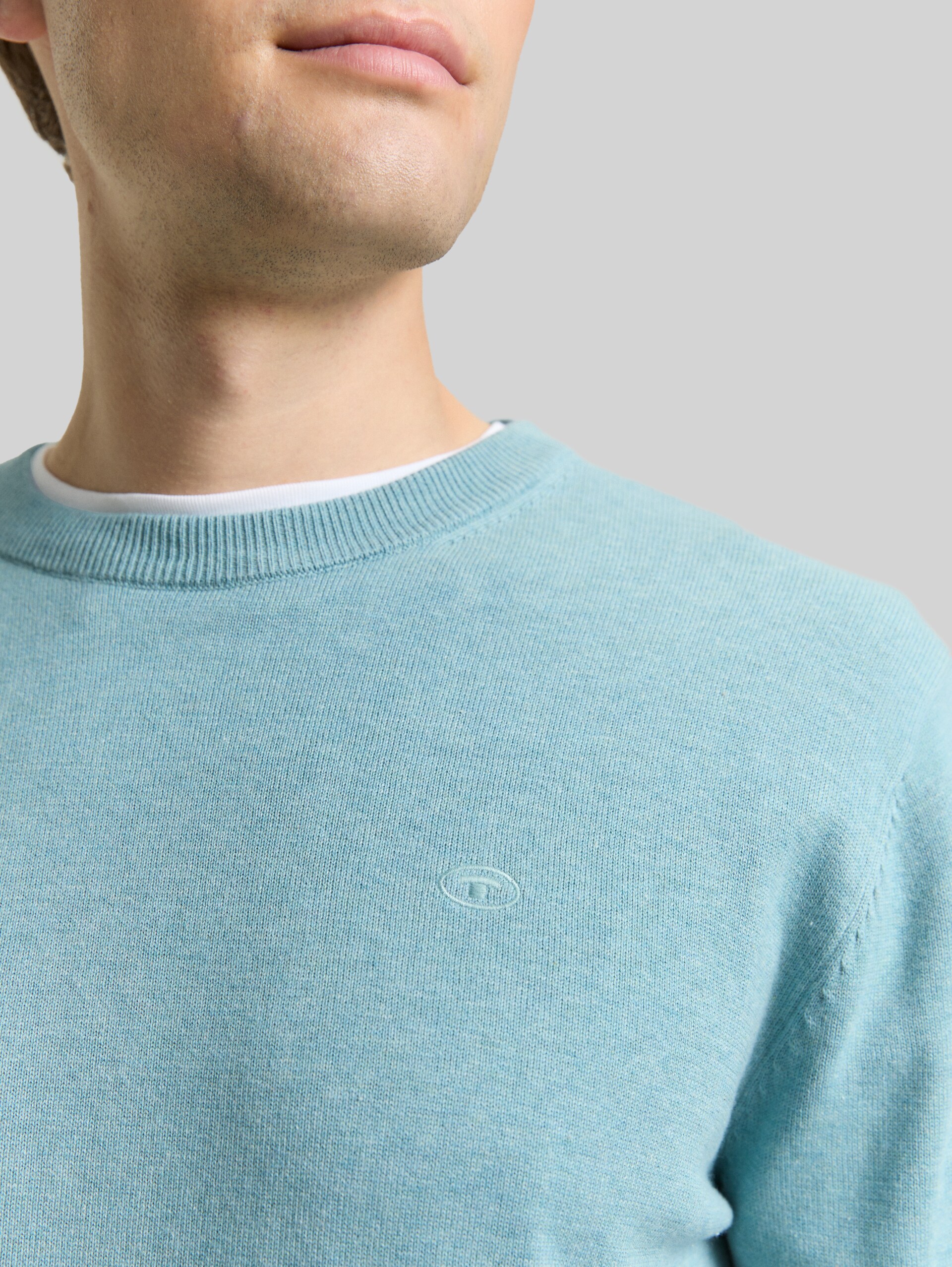 Basic knitted jumper in cotton - tourmaline melange - Detail model view