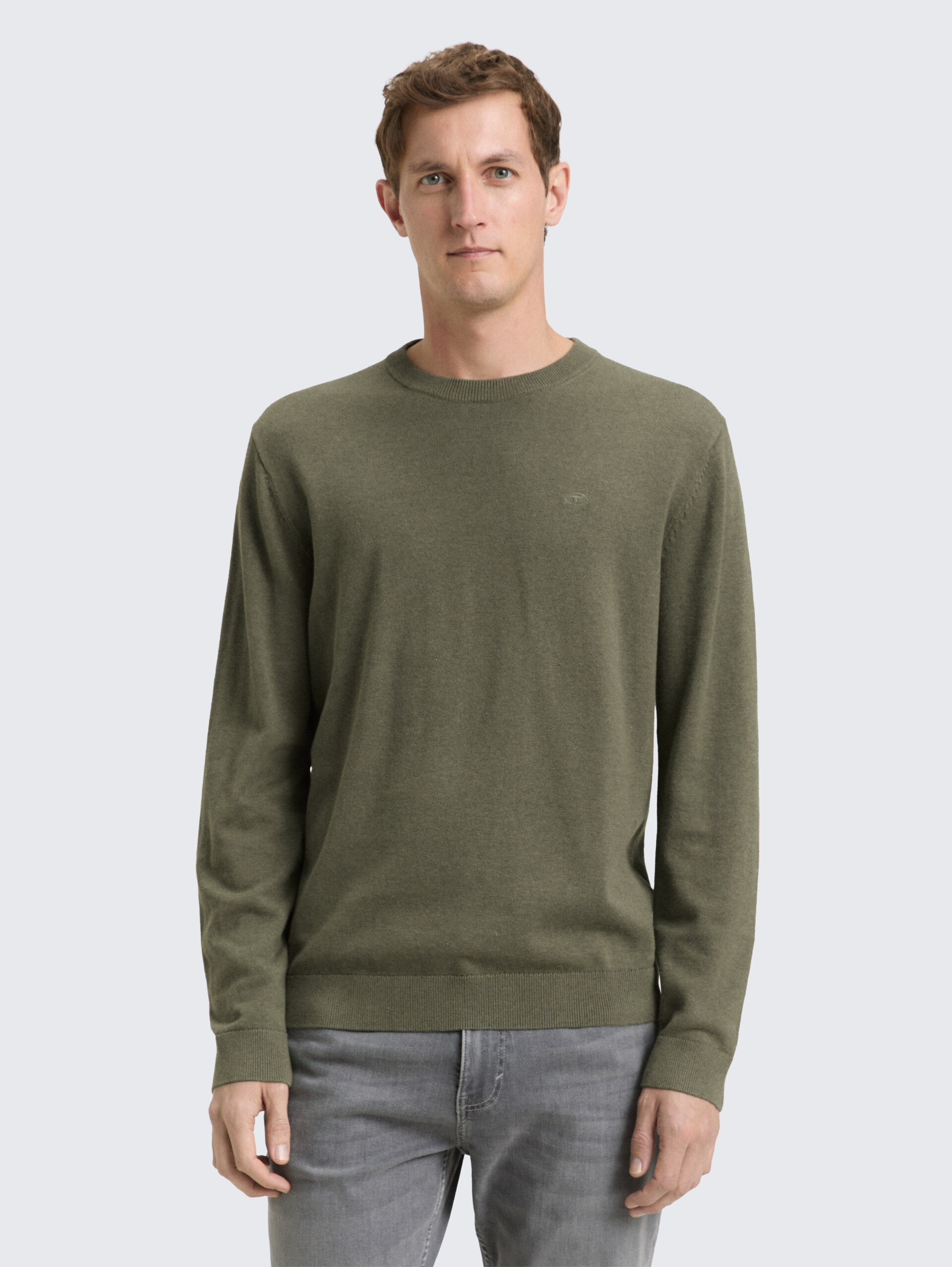 Basic Strickpullover aus Baumwolle - tea leaf melange - Ausschnitt Model-Vorderansicht