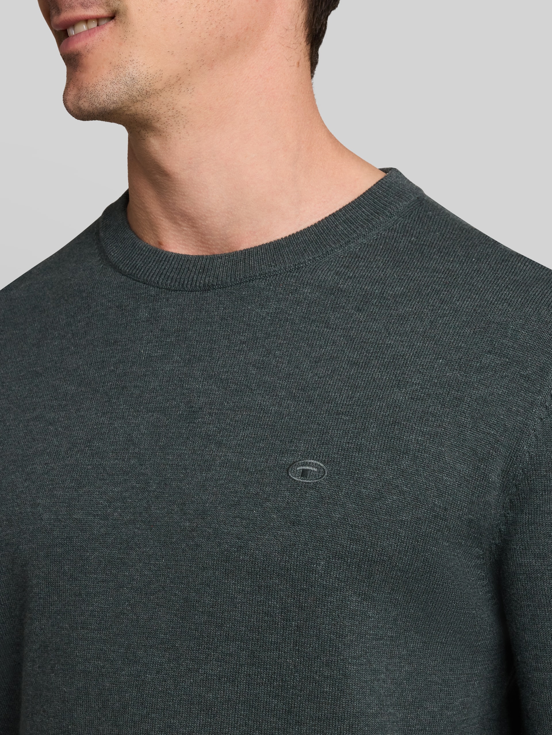 Basic Strickpullover aus Baumwolle - darkest olive melange - Detail-Model-Ansicht