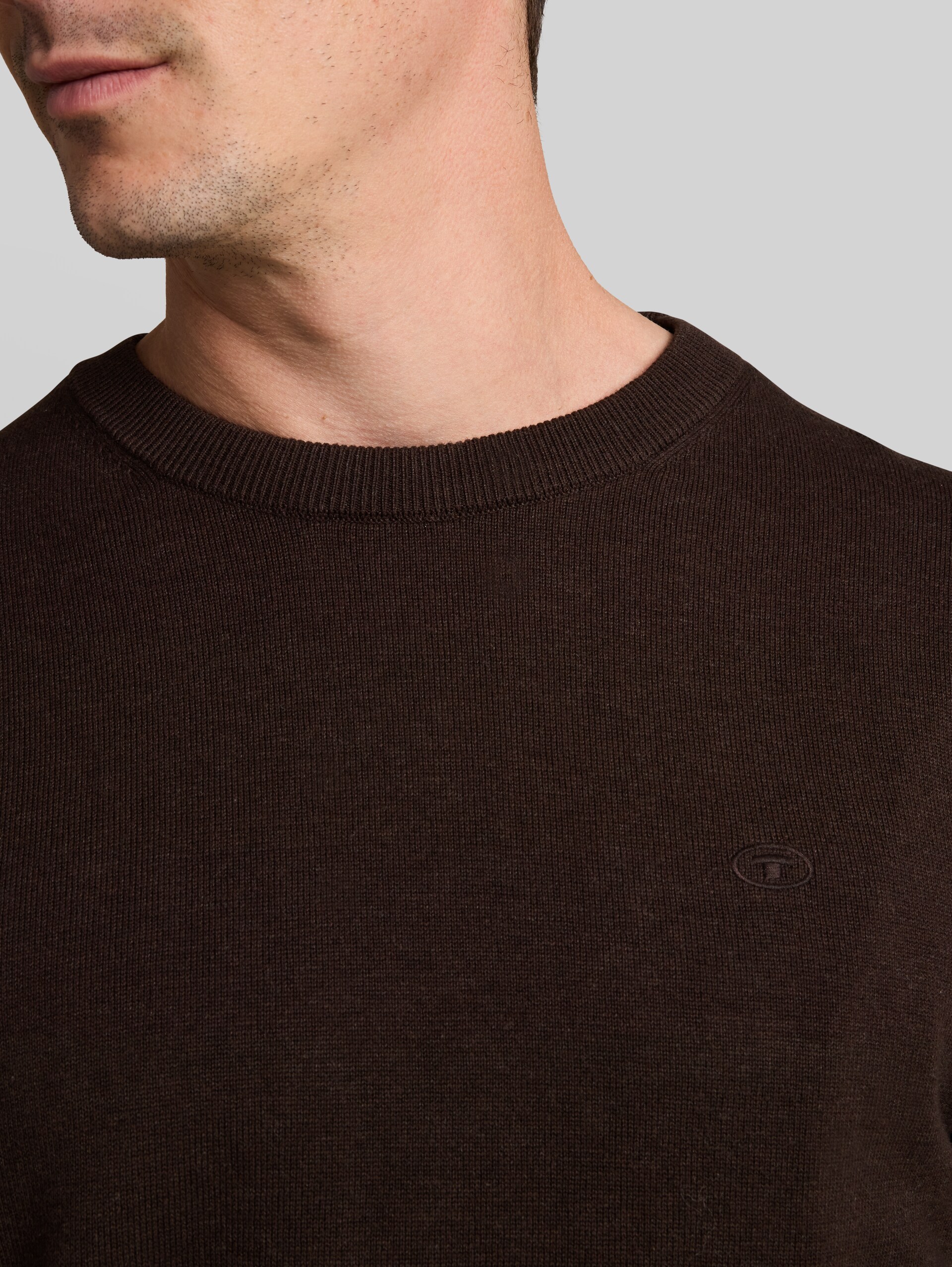 Basic Strickpullover aus Baumwolle - dark chocolate brown melange - Detail-Model-Ansicht