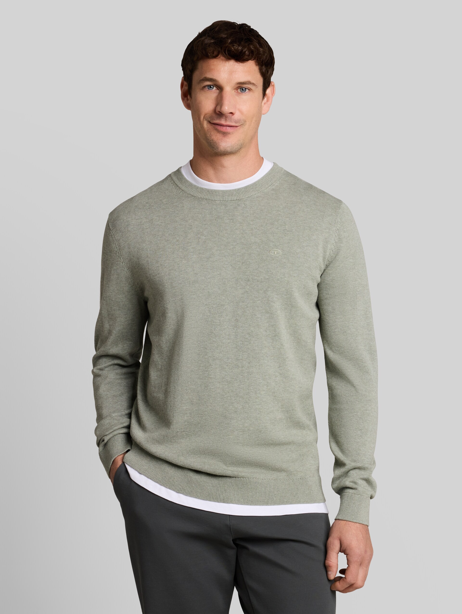 Basic Strickpullover aus Baumwolle - iron mint melange - Ausschnitt Model-Vorderansicht