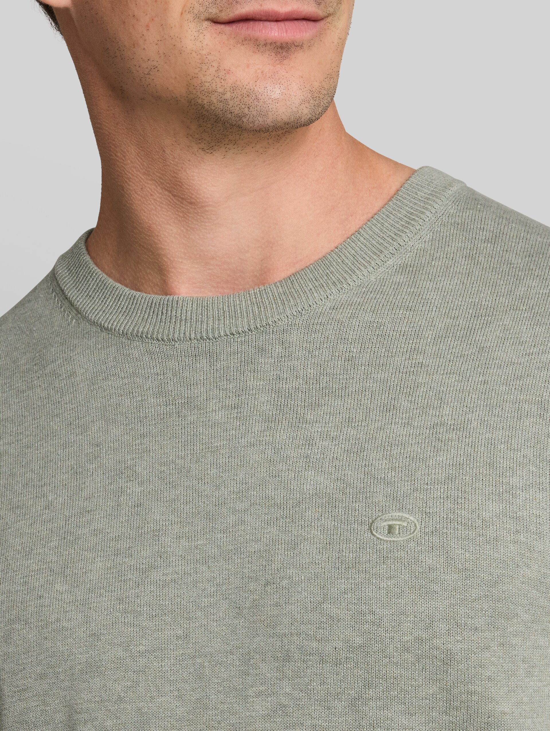 Basic Strickpullover aus Baumwolle - iron mint melange - Detail-Model-Ansicht