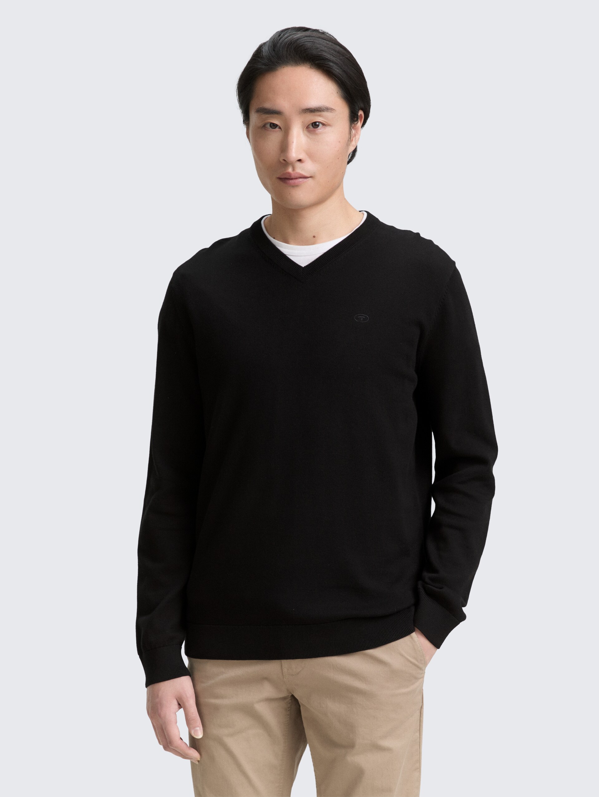 Strickpullover mit V-Ausschnitt - Black - Ausschnitt Model-Vorderansicht