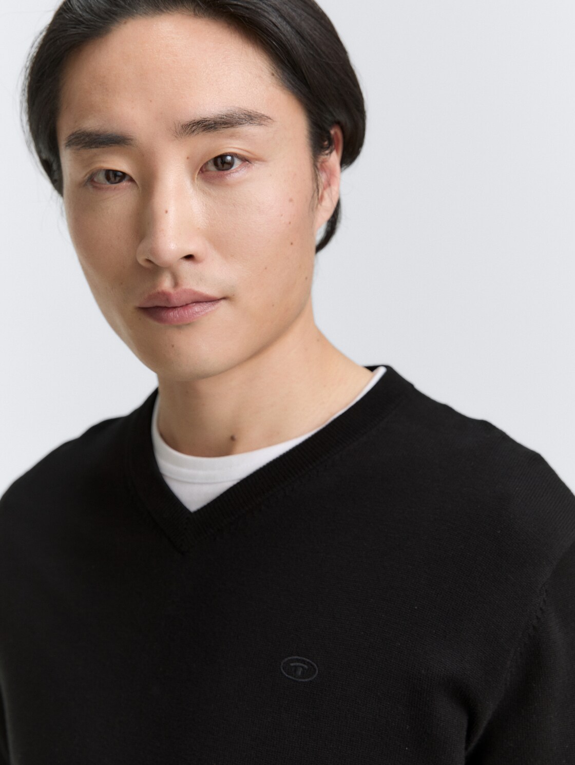 Strickpullover mit V-Ausschnitt - Black - Detail-Model-Ansicht