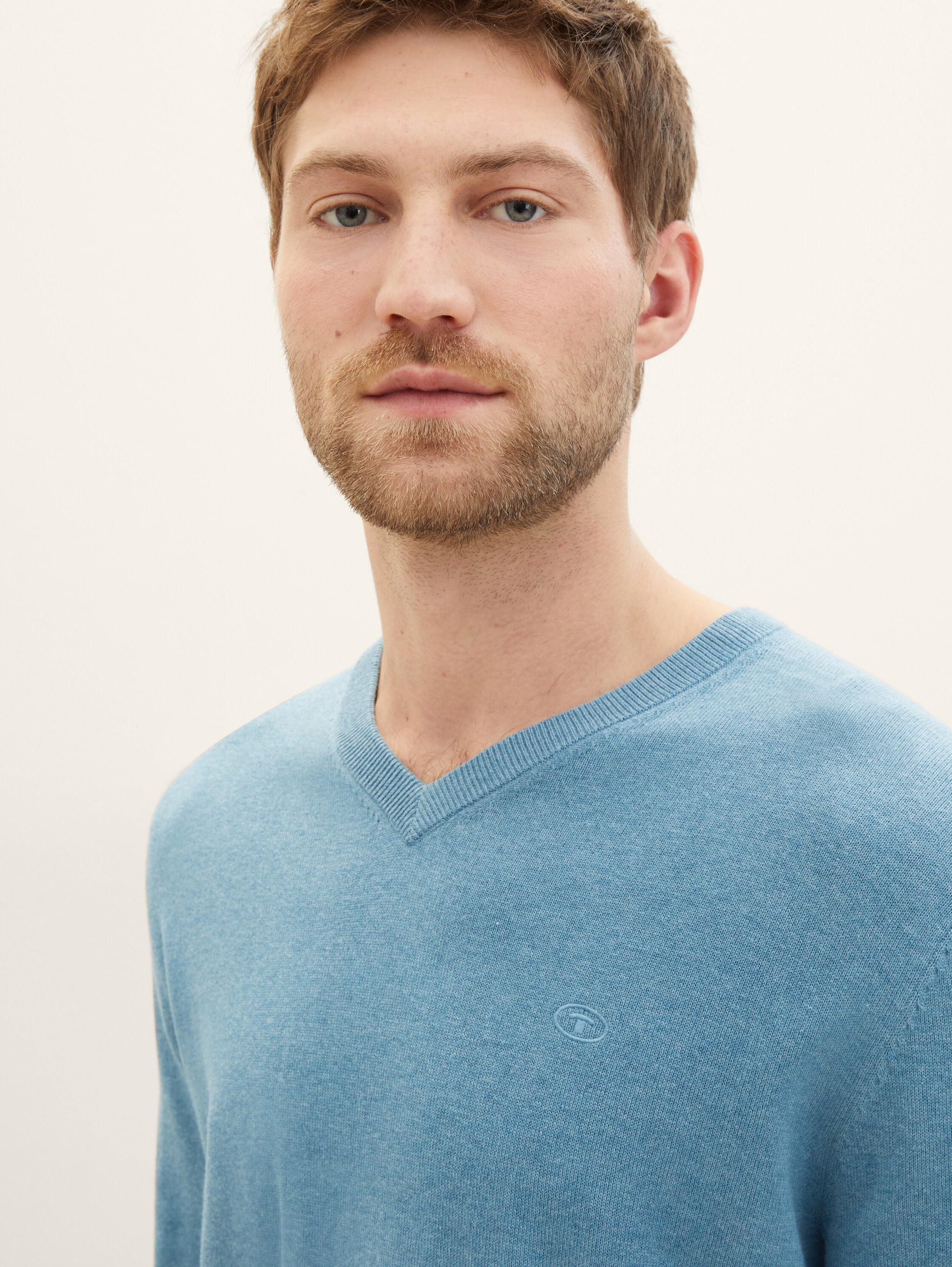 Gebreide trui met V-hals - blue water melange - Detailaanzicht model