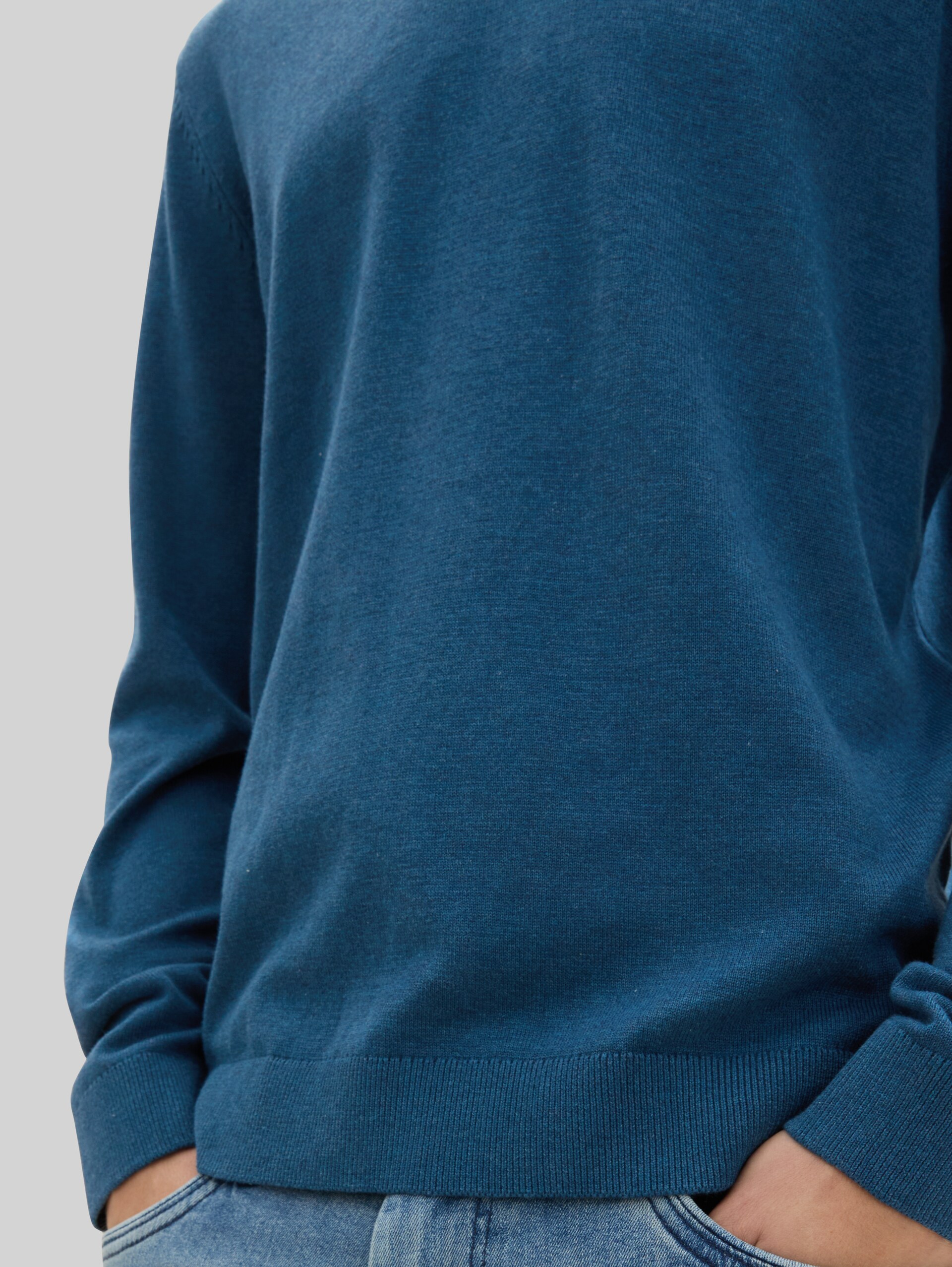 Strickpullover mit V-Ausschnitt - dark teal melange - Detail-Model-Ansicht