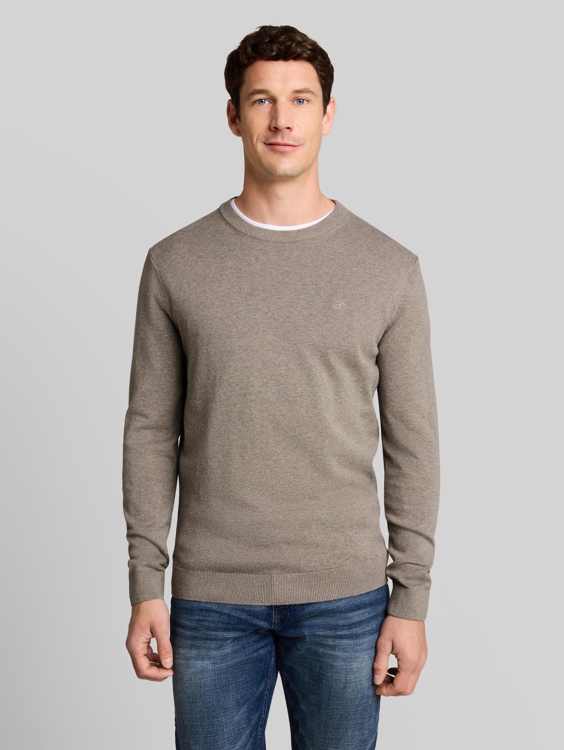 Basic Strickpullover aus Baumwolle - Driftwood Taupe Melangé - Ausschnitt Model-Vorderansicht