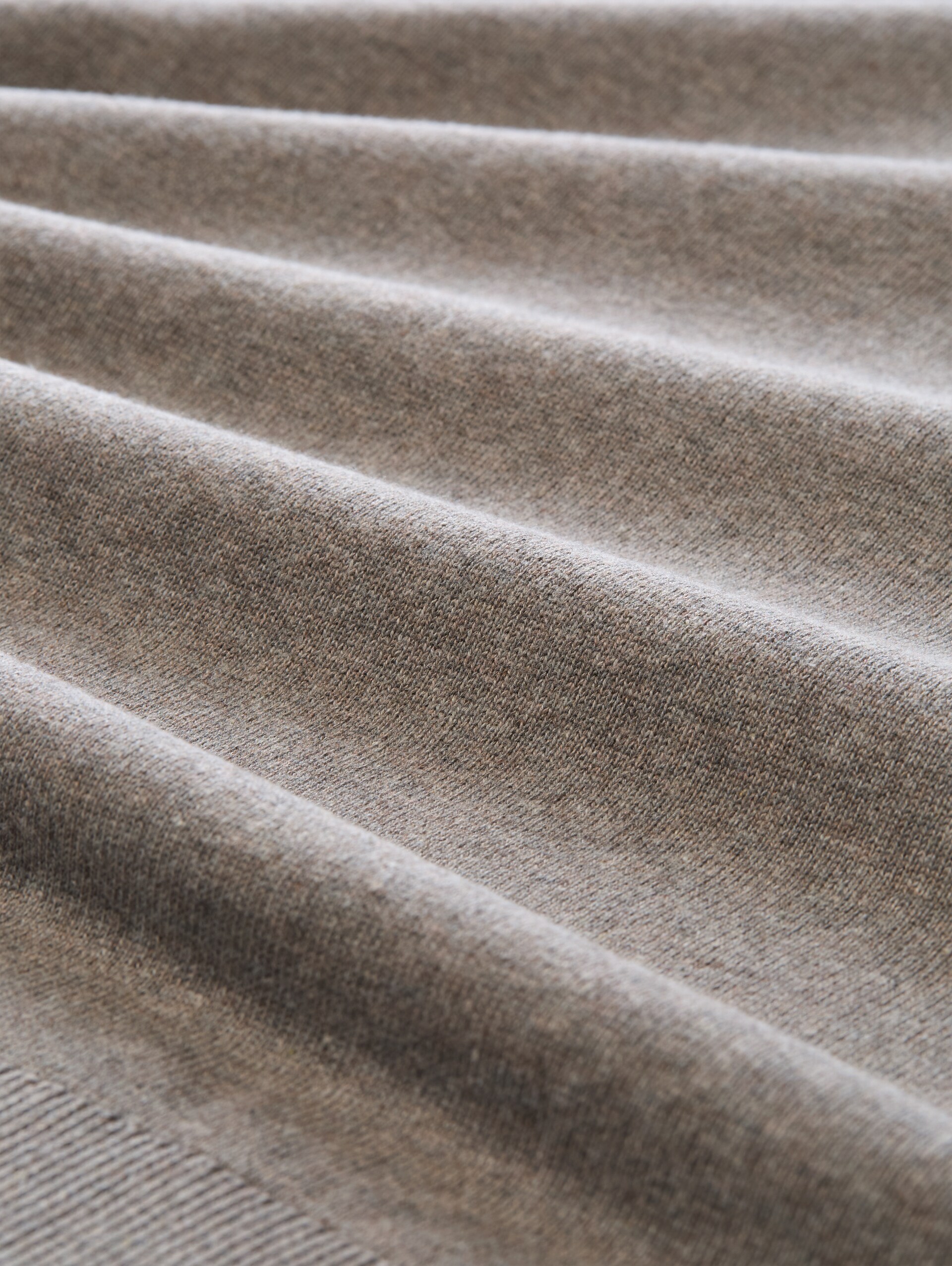 Basic Strickpullover aus Baumwolle - Driftwood Taupe Melangé - Material-Ansicht