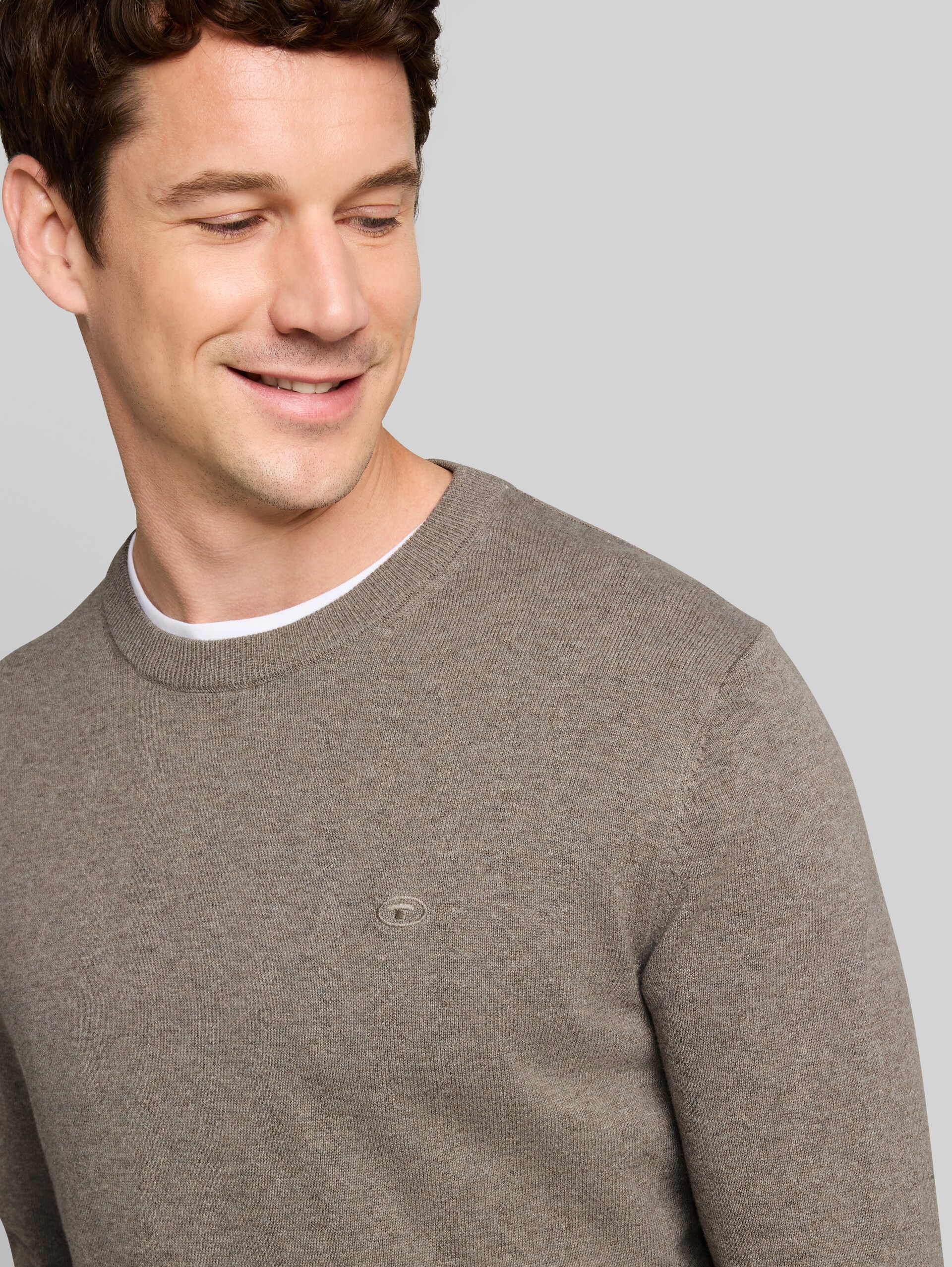 Basic Strickpullover aus Baumwolle - Driftwood Taupe Melangé - Detail-Model-Ansicht