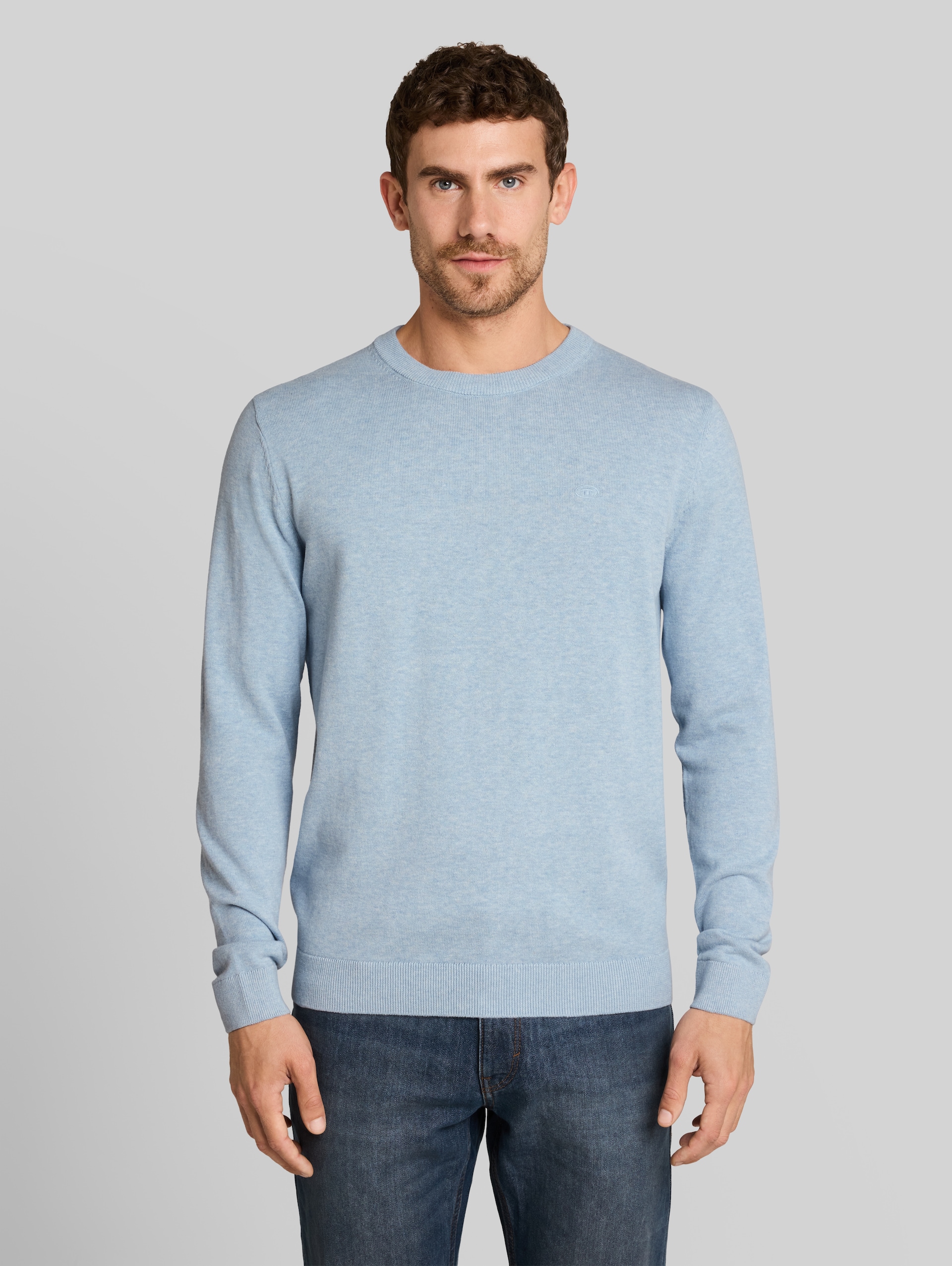 Basic Strickpullover aus Baumwolle - Pale Blue Mélange - Ausschnitt Model-Vorderansicht