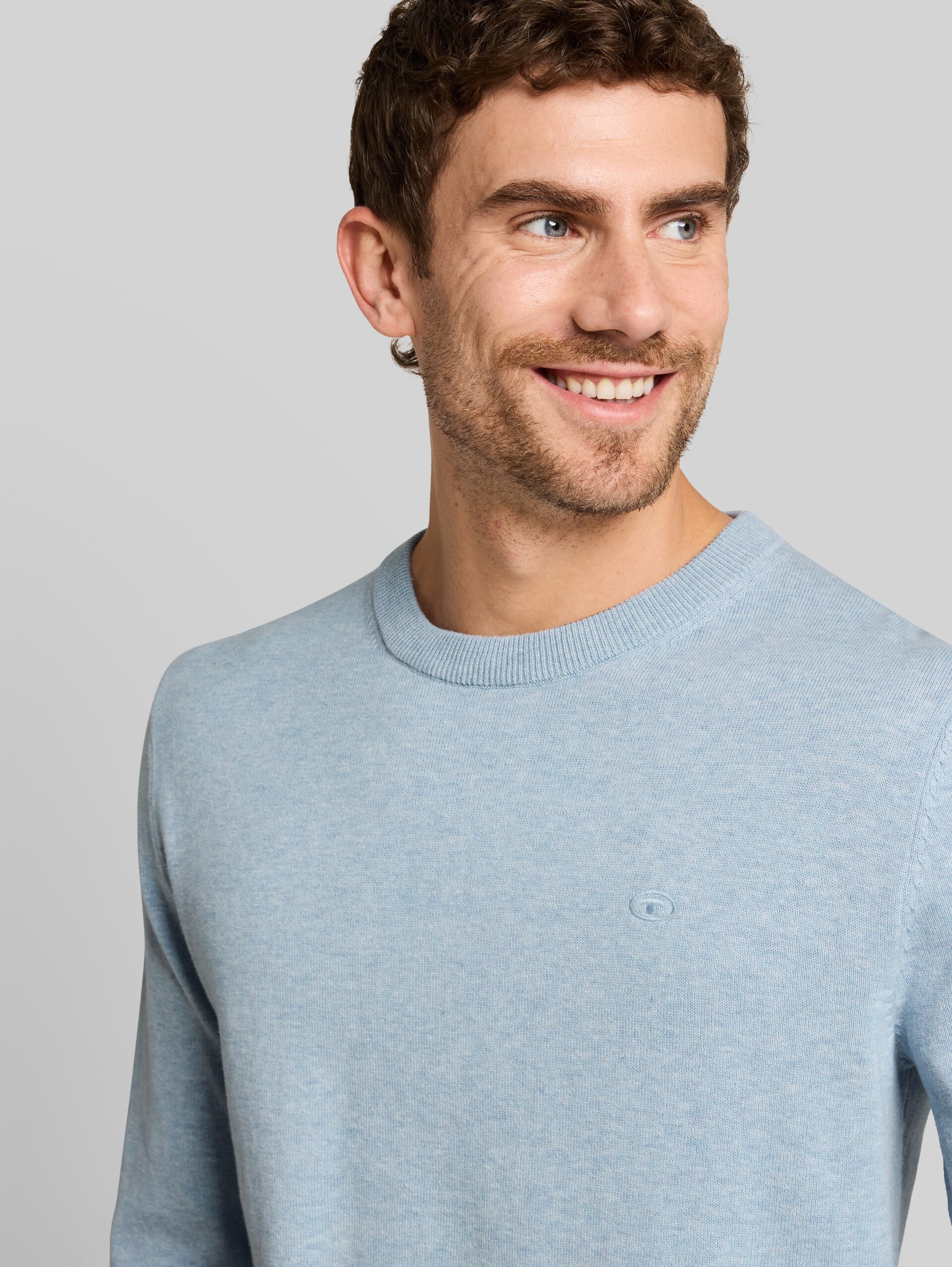 Basic Strickpullover aus Baumwolle - Pale Blue Mélange - Detail-Model-Ansicht